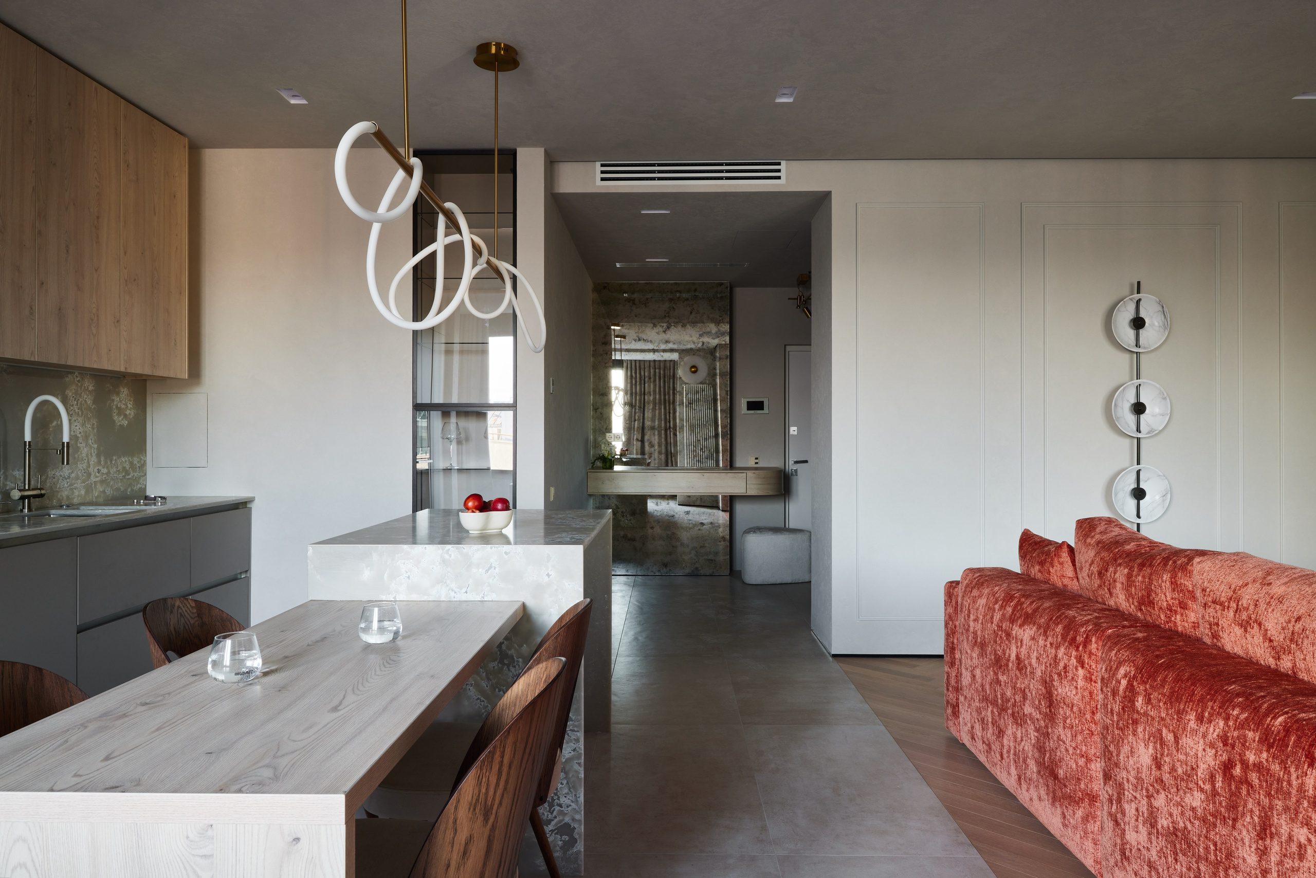 Интерьер кухни-гостиной с островом из натурального камня и биокамином. Автор проекта: Ксения Новикова (ksudsgn), дизайнер интерьеров из Санкт-Петербурга