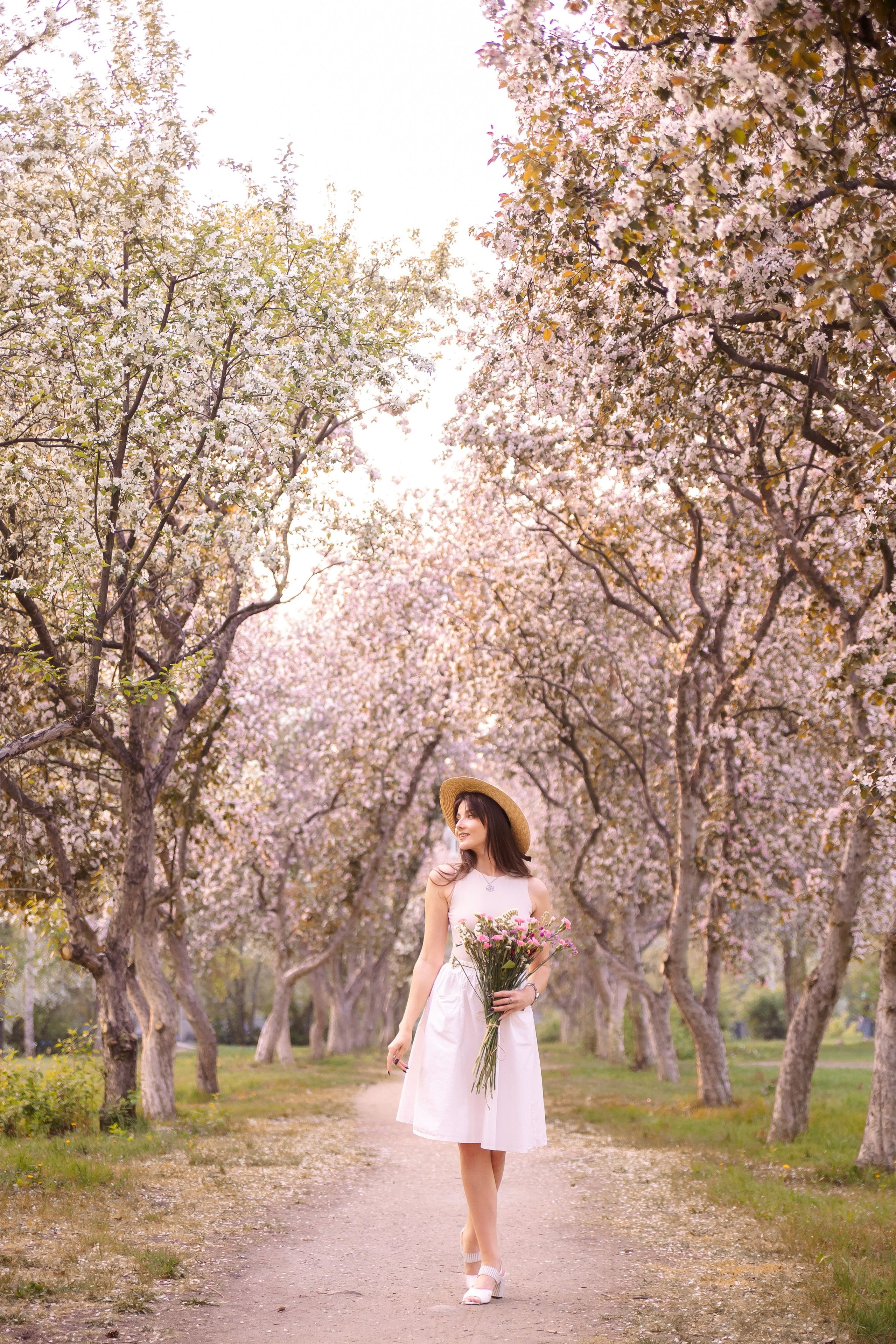 Женская съёмка в цветущих яблонях. Екатеринбург. Свадебный, семейный фотограф, контент съёмка. Екатеринбург. Елена Граф