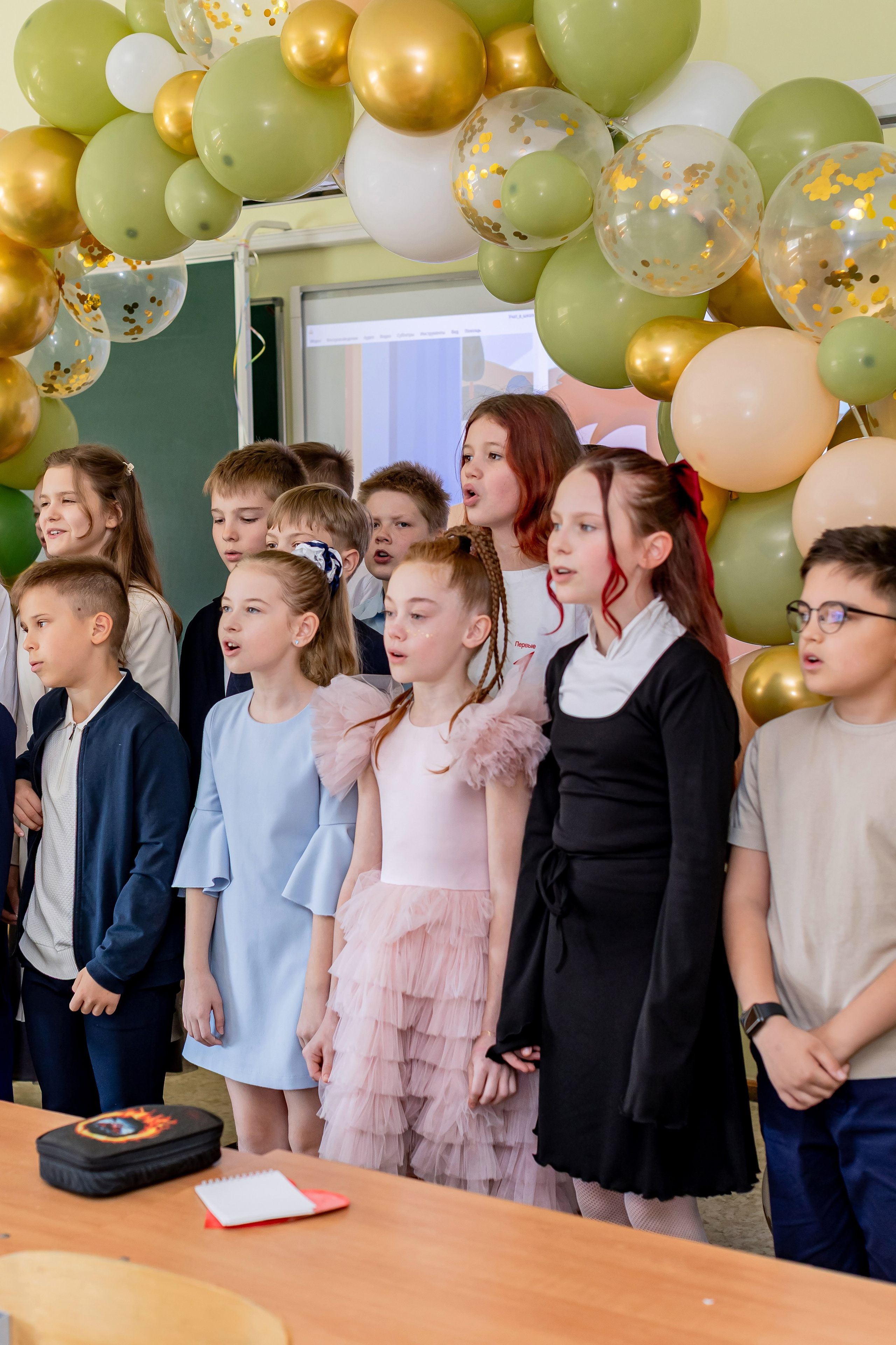 Выпускной в начальной школе в классе. Фотограф и видеограф Москва. Свадебный фотограф, видеограф. Выпускные альбомы. Оживающие альбомы