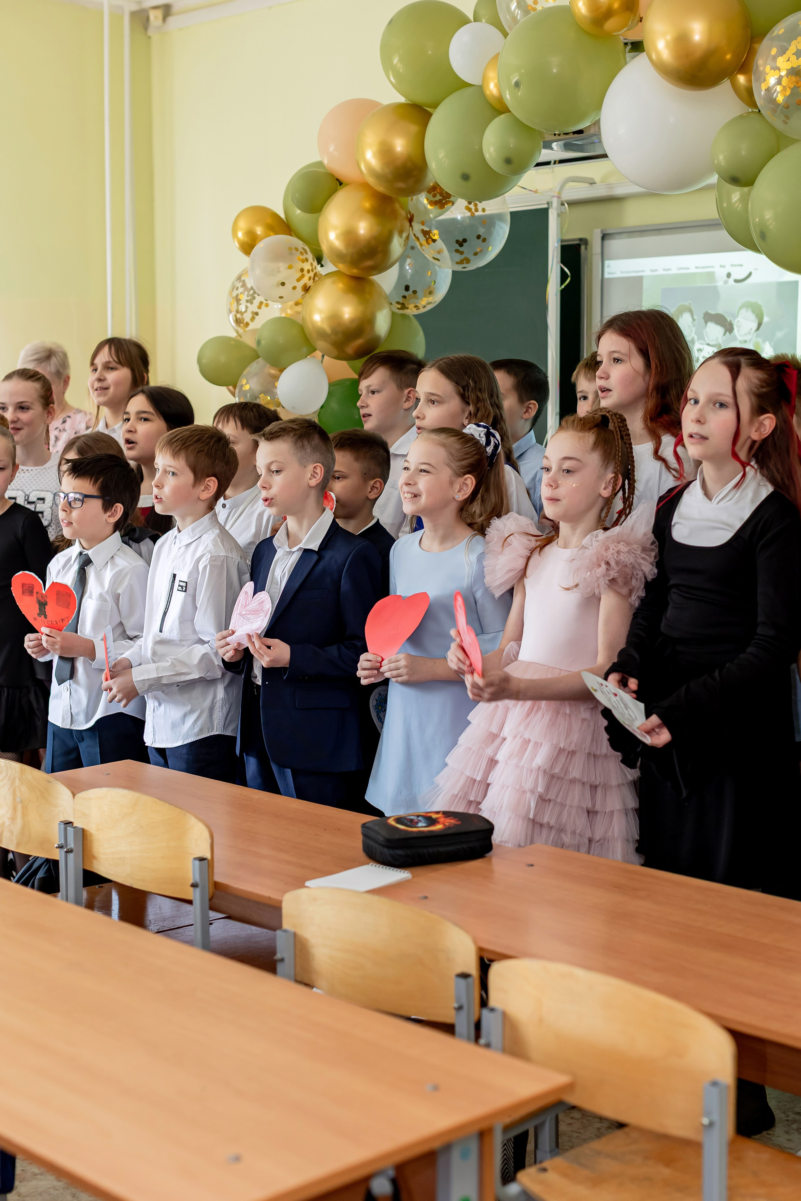 Выпускной в начальной школе в классе. Фотограф и видеограф Москва. Свадебный фотограф, видеограф. Выпускные альбомы. Оживающие альбомы