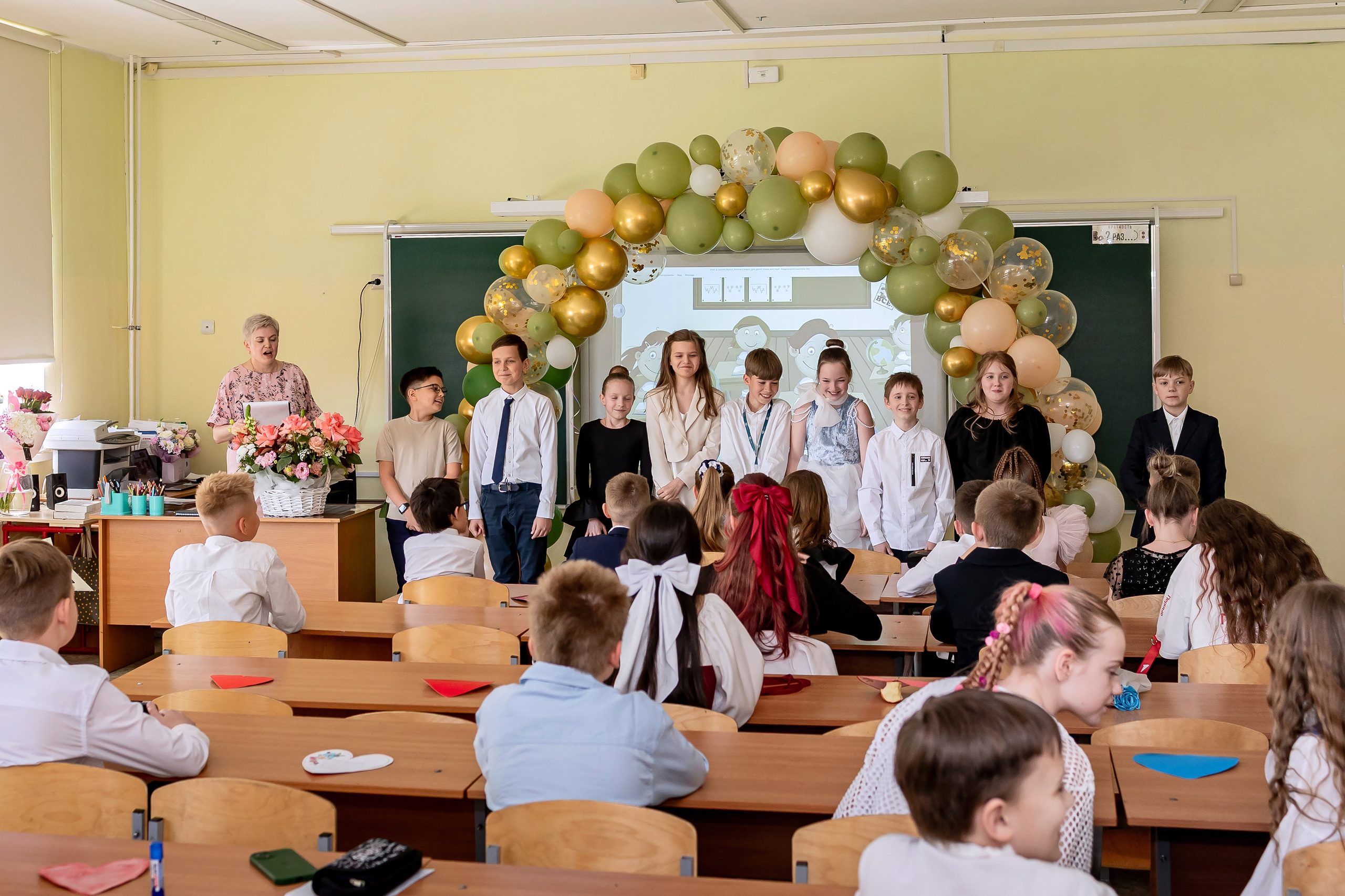 Выпускной в начальной школе в классе. Фотограф и видеограф Москва. Свадебный фотограф, видеограф. Выпускные альбомы. Оживающие альбомы