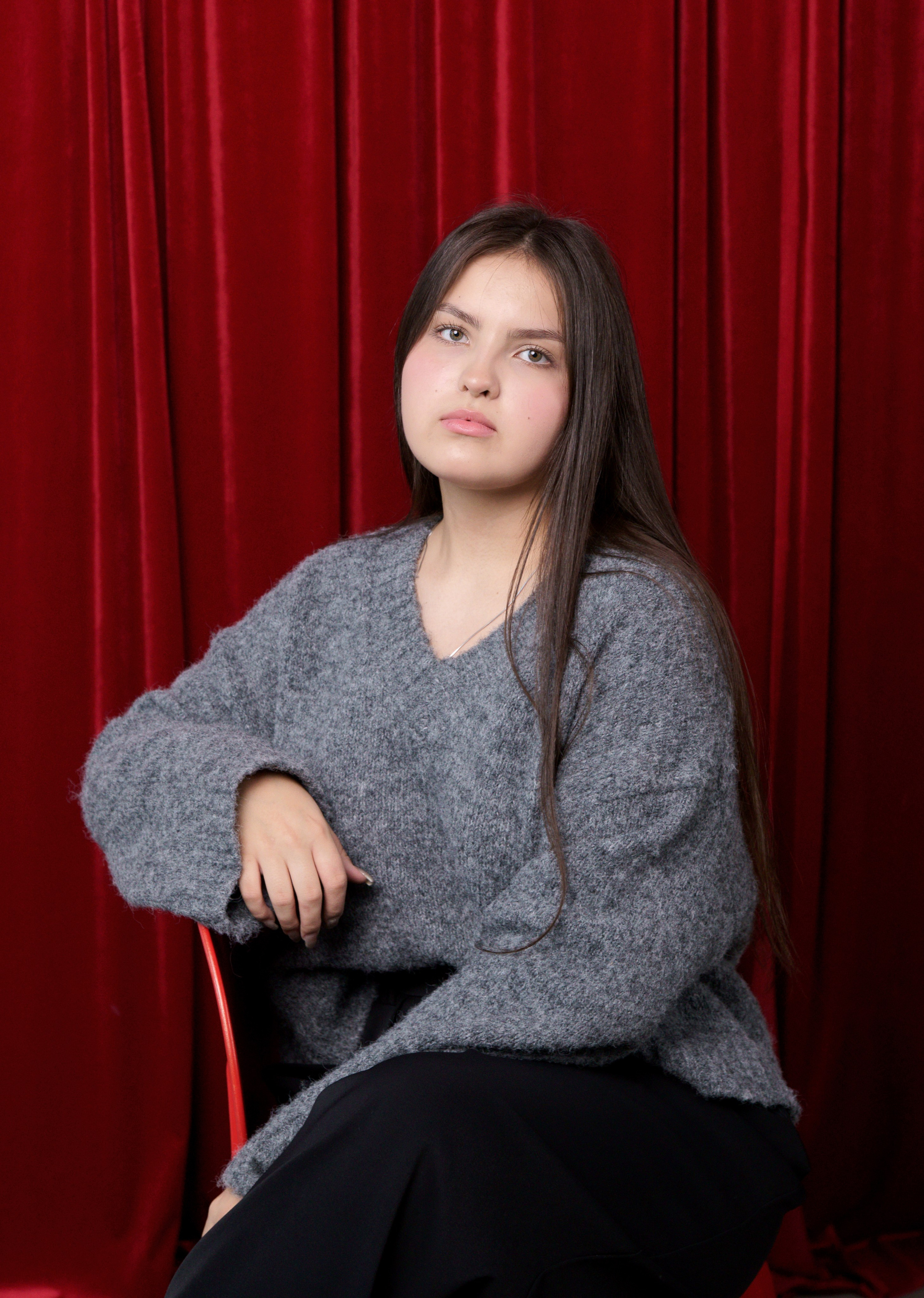 Выпускник старшей школы - студийная сьемка - портрет на красном фоне