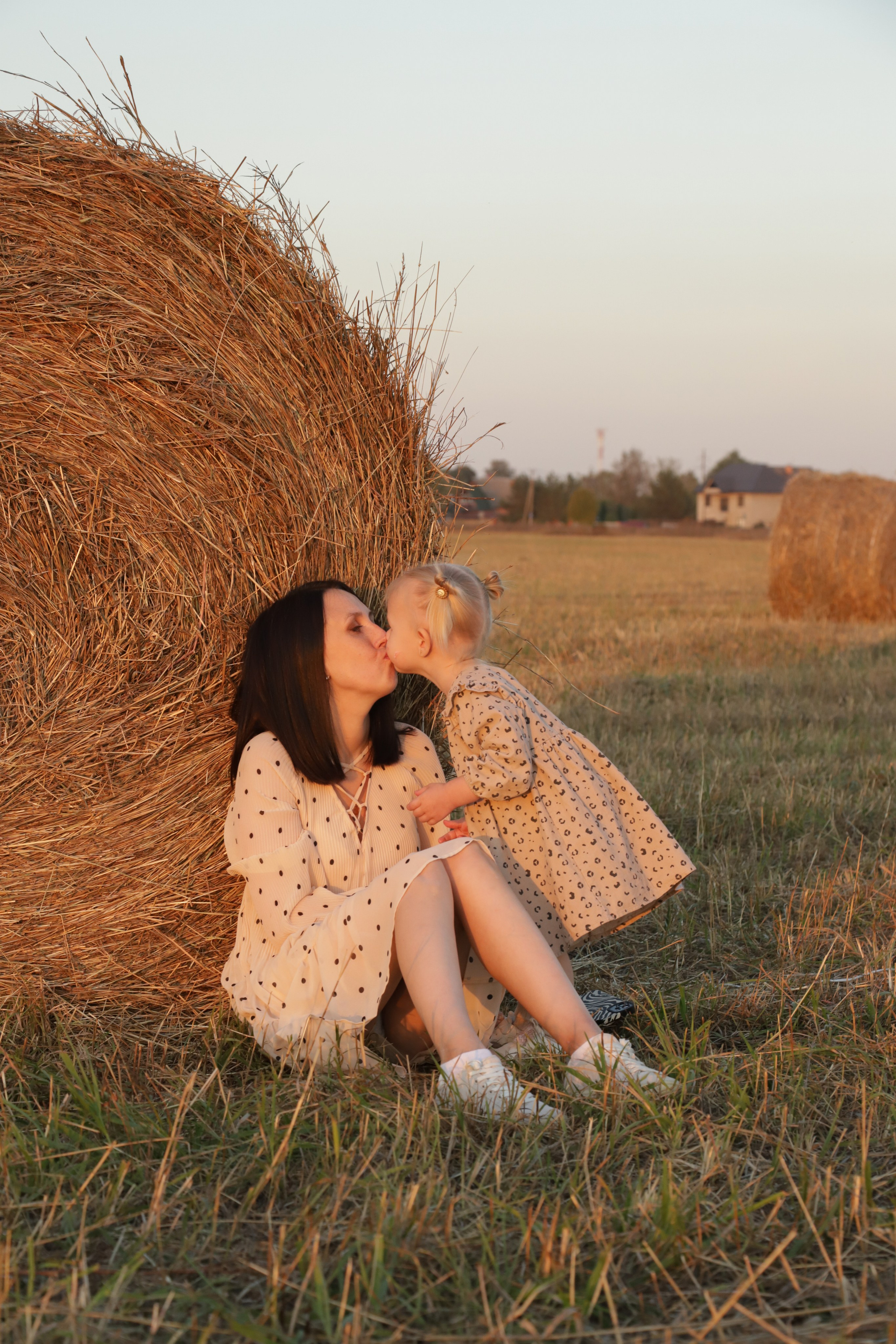 Мама с детьми в поле стога. Диана Николаева — фотограф город Балашиха
