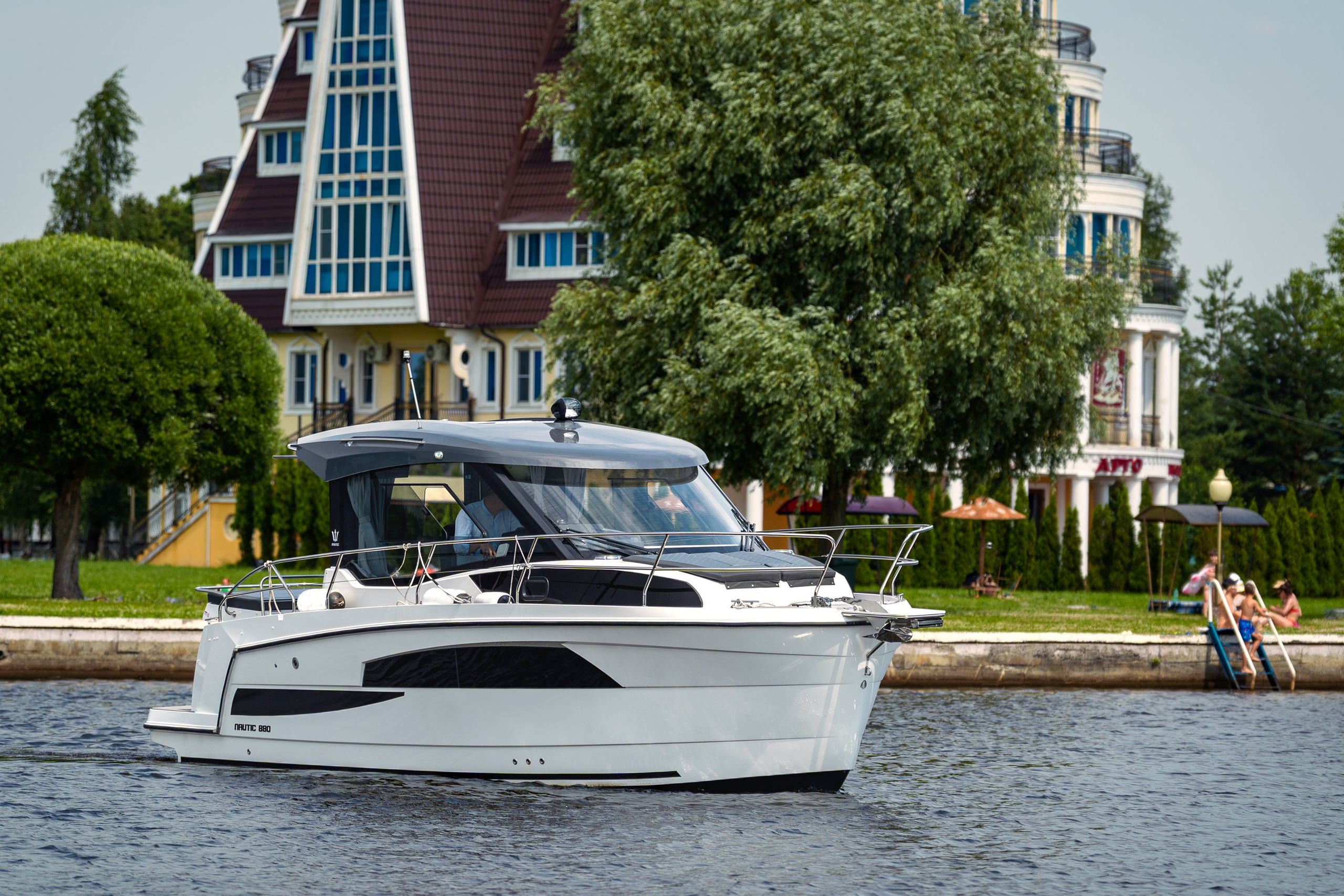 Nautic 880 проходит вдоль берега рядом с яхт-клубом