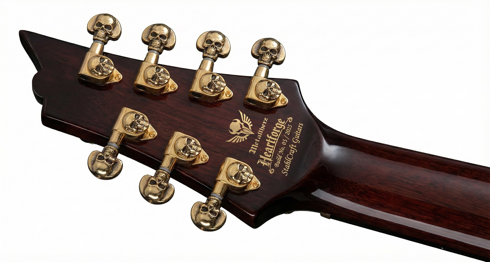 Головка грифа с колками обратная сторона со штампом элитного дизайн-бюро SthlCraft Guitars кастомной гитары Heartforge Metallherz