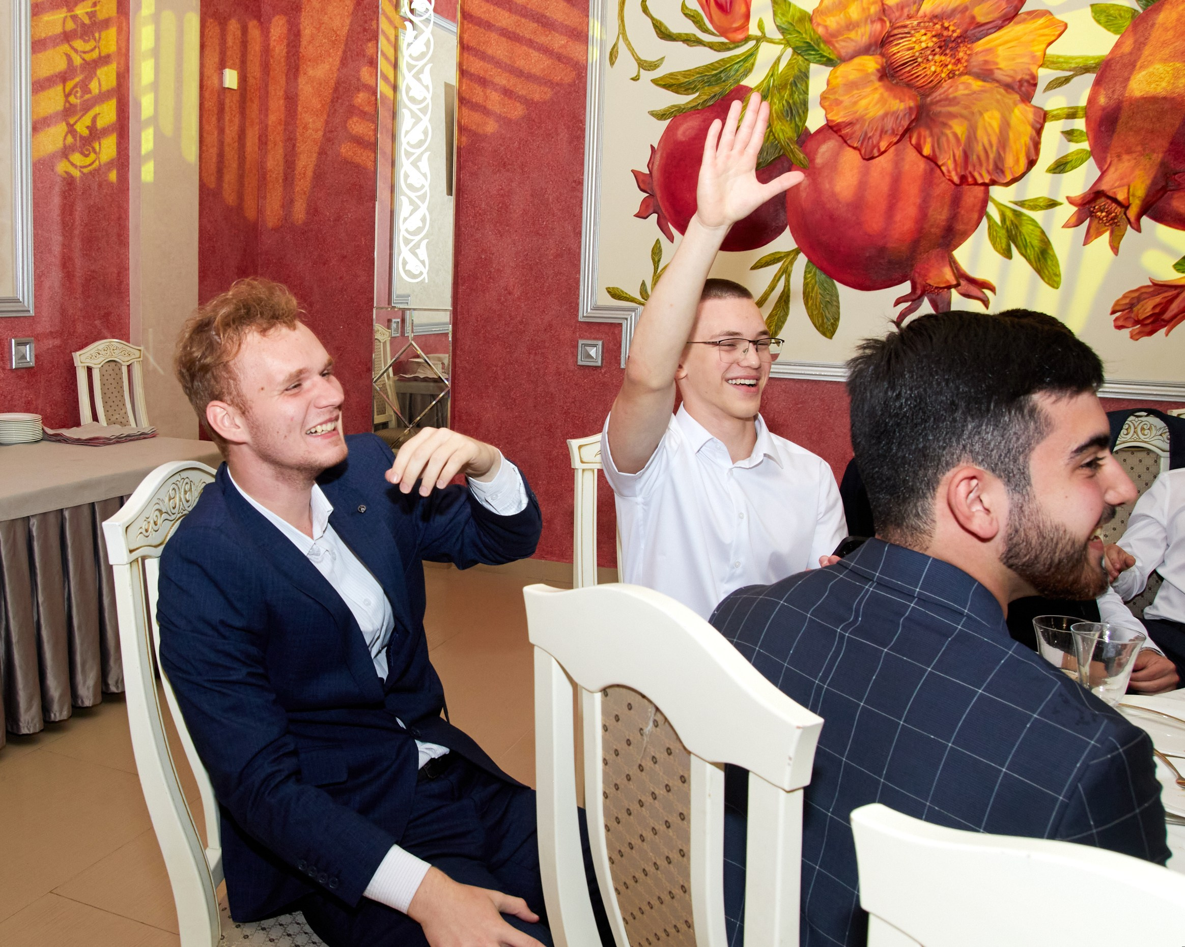 Эмоции выпускников и родителей: искренние кадры с праздничного банкета