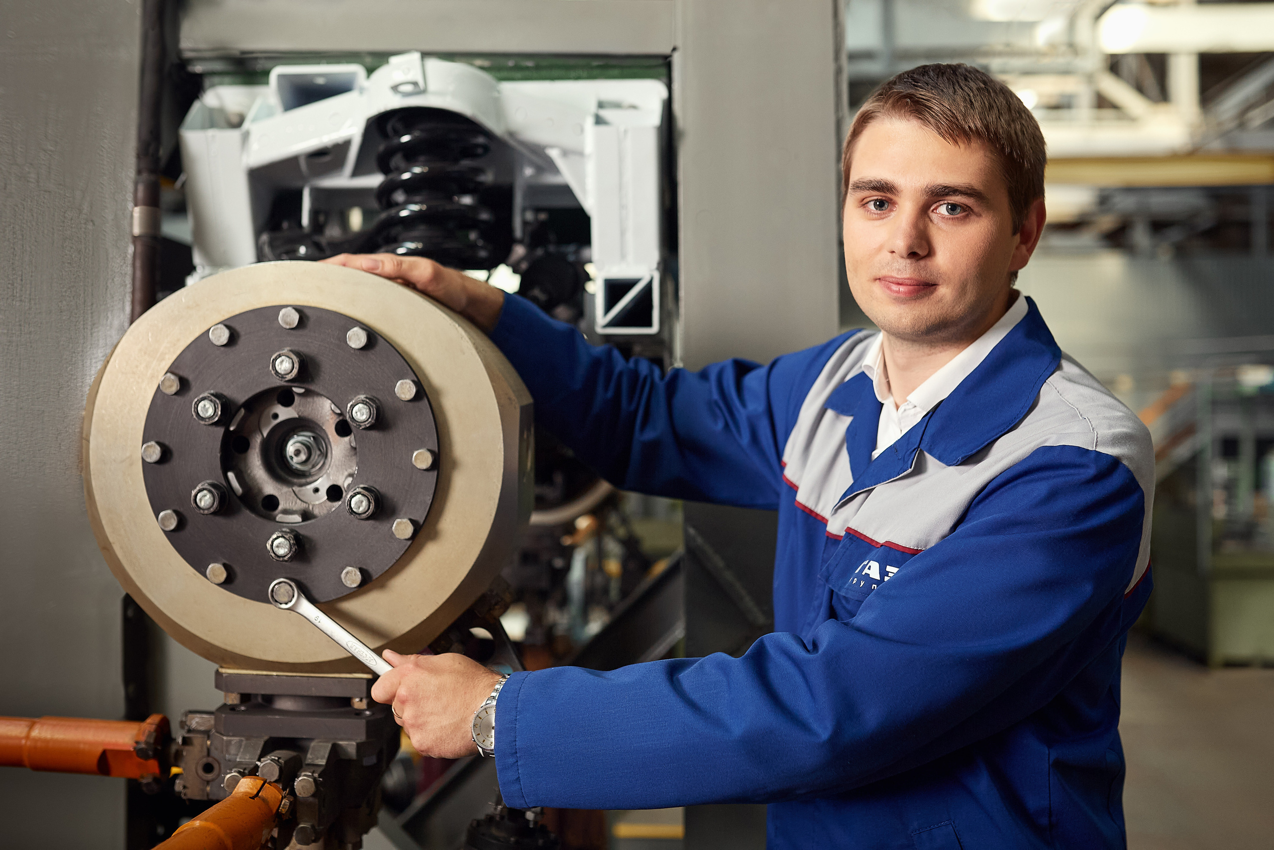 Инженер настраивает узел агрегата. Корпоративная съёмка на предприятии.