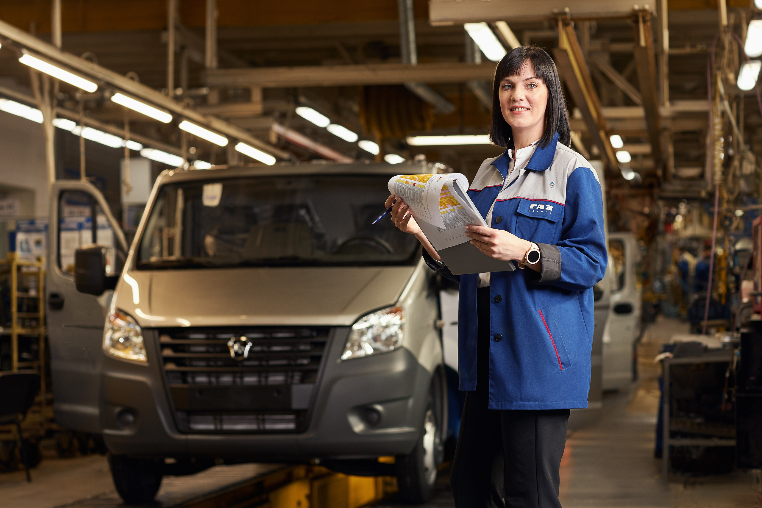 Девушка производит визуальный контроль на конвейере.