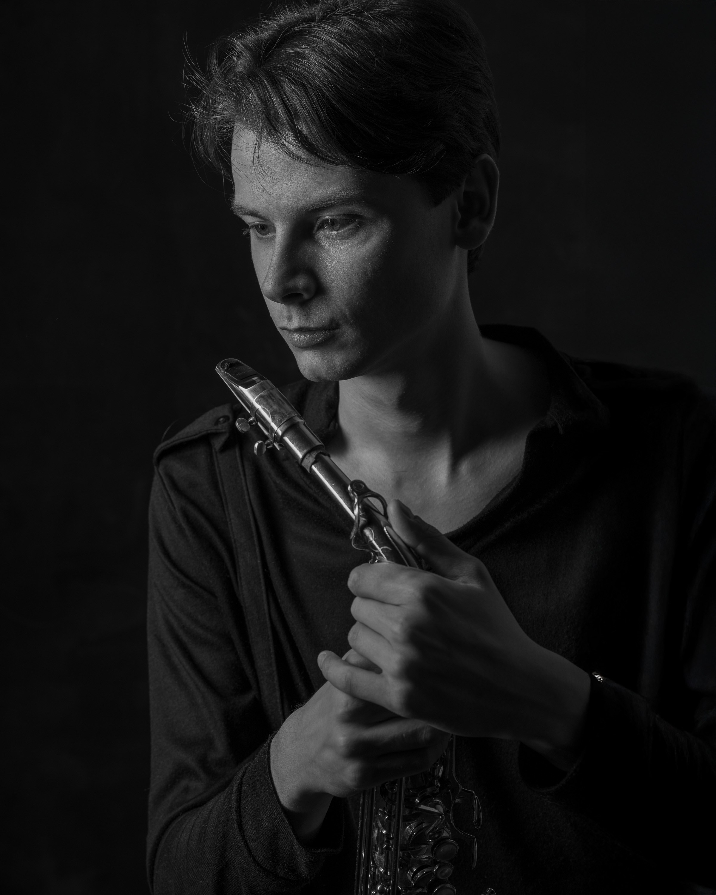 Чёрно-белый портрет мужчины в студии, фотограф Василий Пиндюрин.