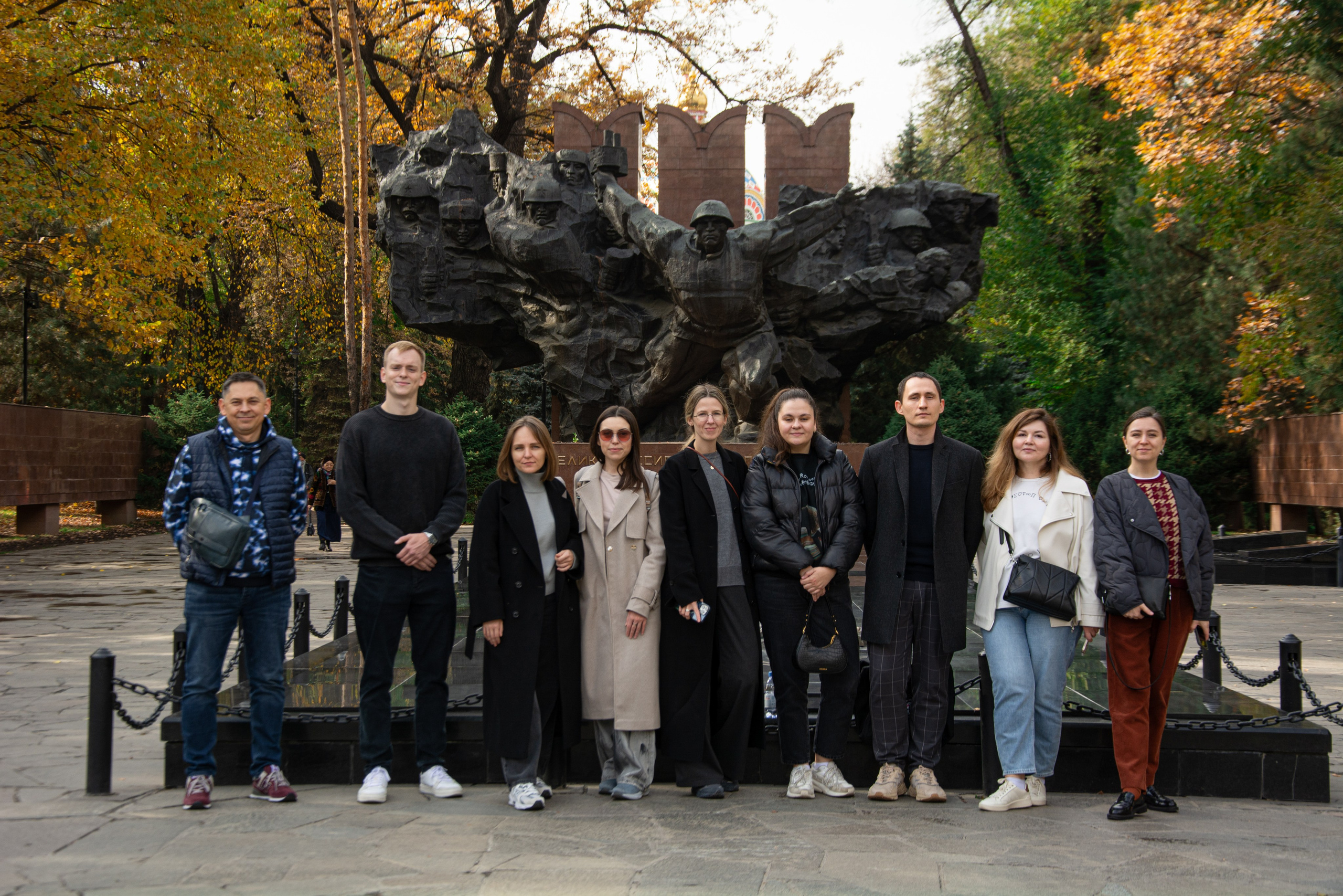 Вечный огонь и памятник 28 панфиловцам в Алматы — мемориальный комплекс