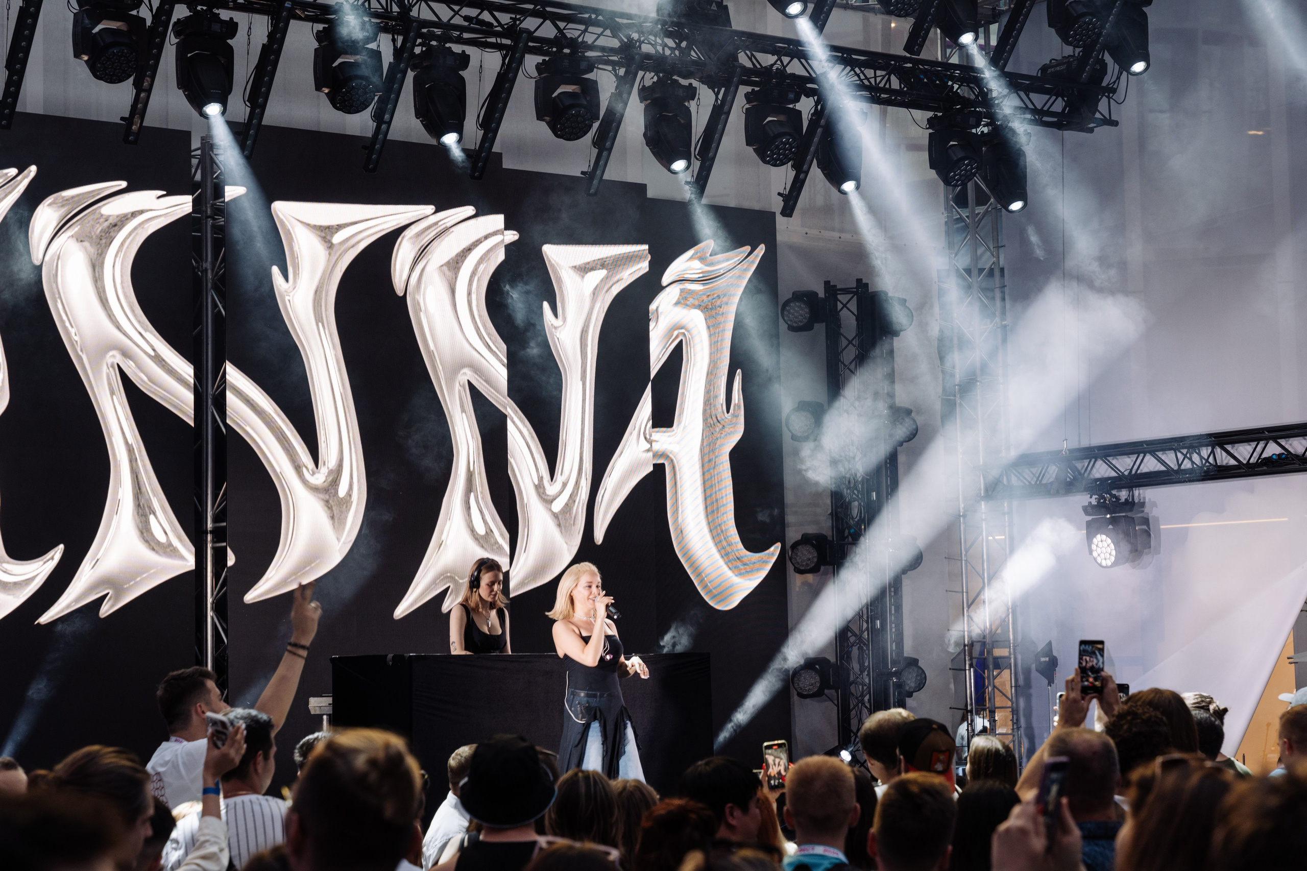 ЛЦТ ФЕСТ 2024 в арт кластере Ломоносов. Свадебные фотосессии в Москве. Фотограф Сергей Ржевский