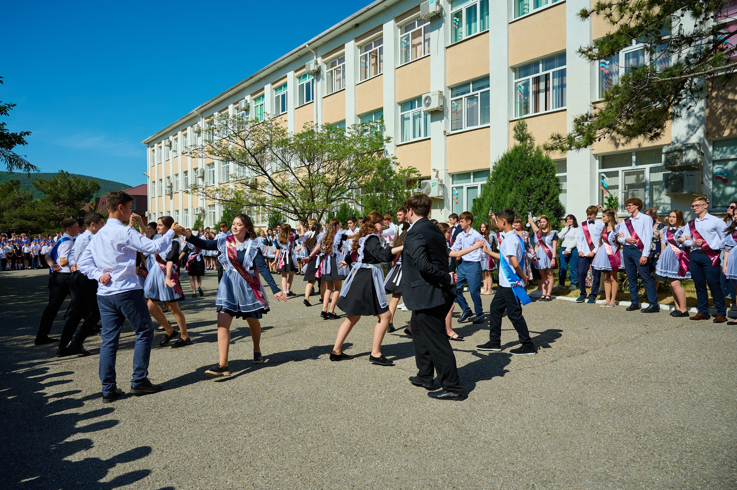 Последний звонок 2025. Жизнь курорта Кабардинка в фотографиях