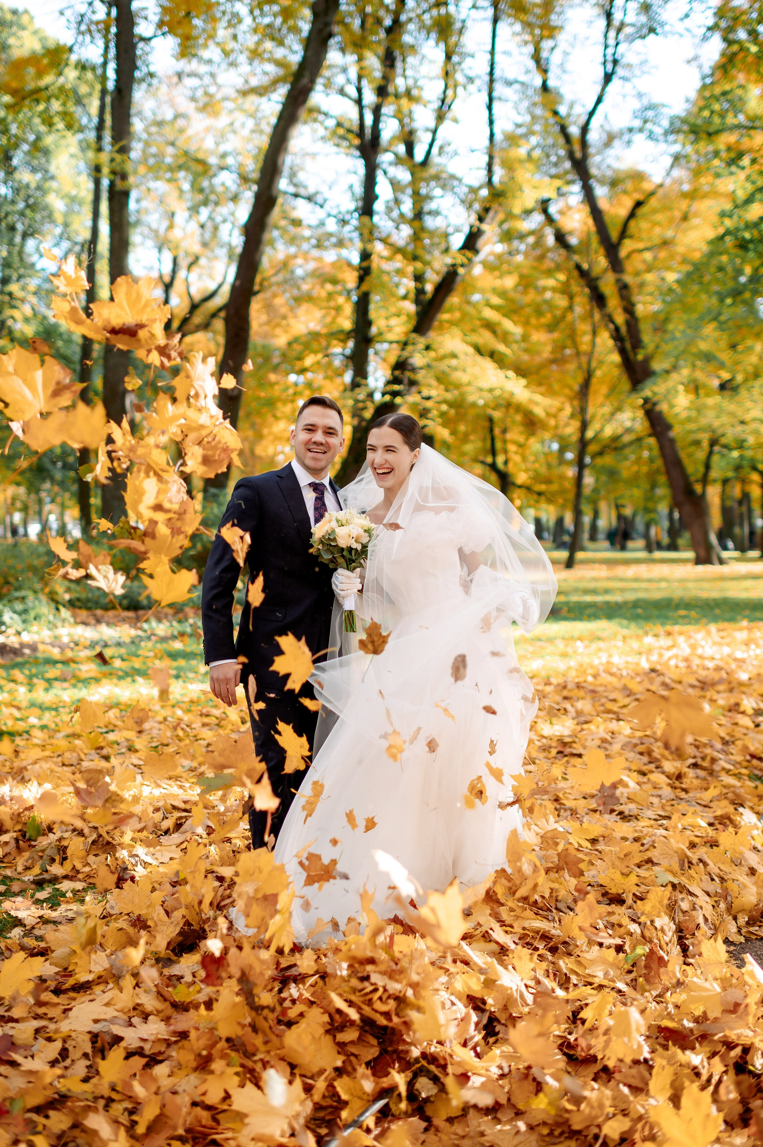 Осенняя великолепная свадебная прогулка жениха и невесты в октябре в Санкт-Петербурге в Михайловском парке и у Атлантов на Миллионной улице. Портретный, семейный и свадебный фотограф в Санкт-Петербурге и в Пушкине Ширяев Денис