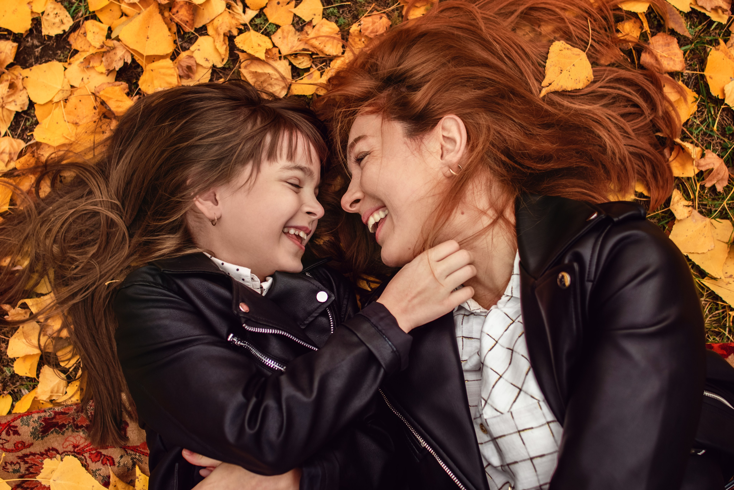 Мама и дочь, прогулочная фотосессия в осеннем лесу