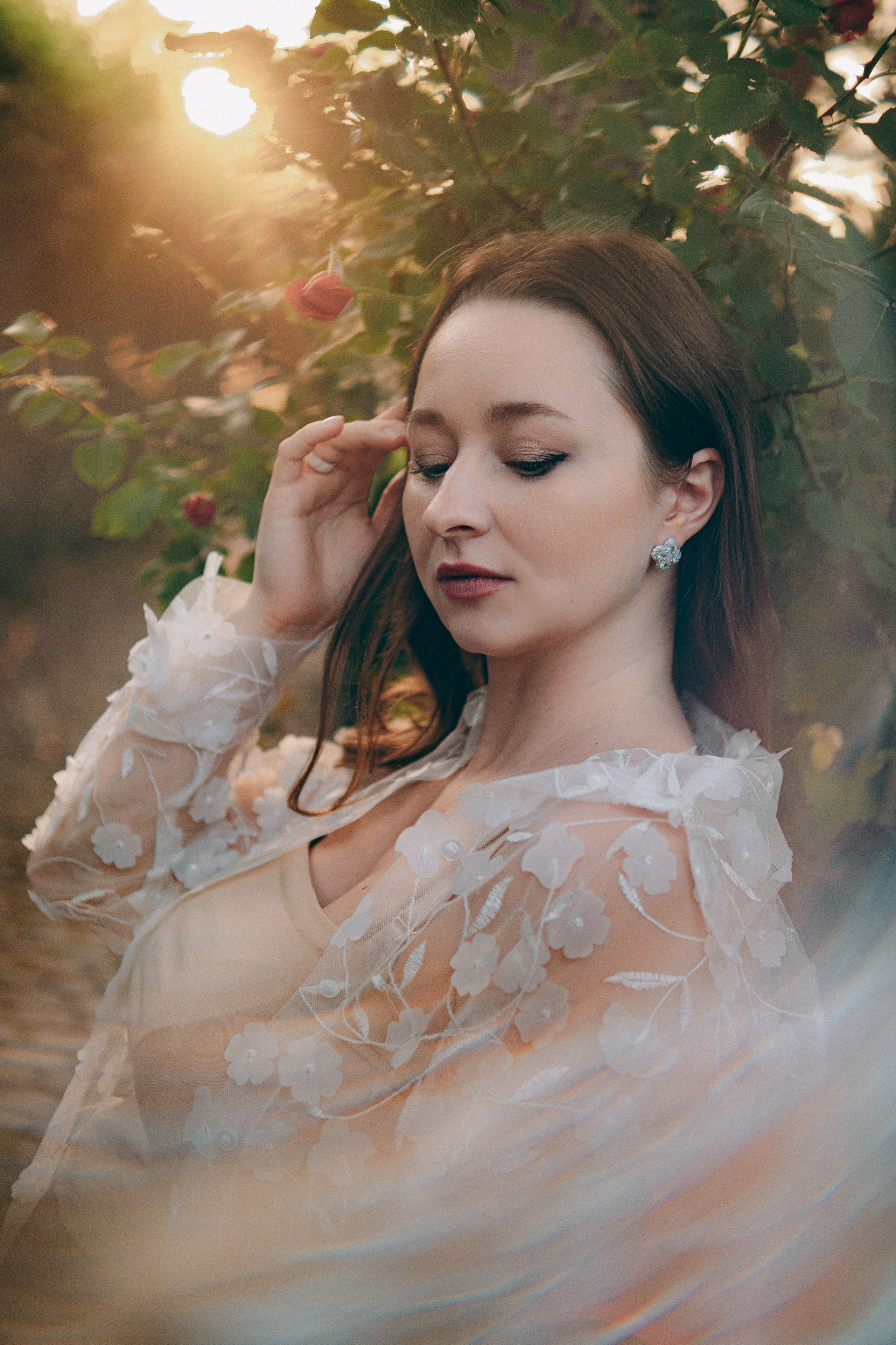 Fine-art портрет девушки в белом в контровом закатном свете фото с бликами