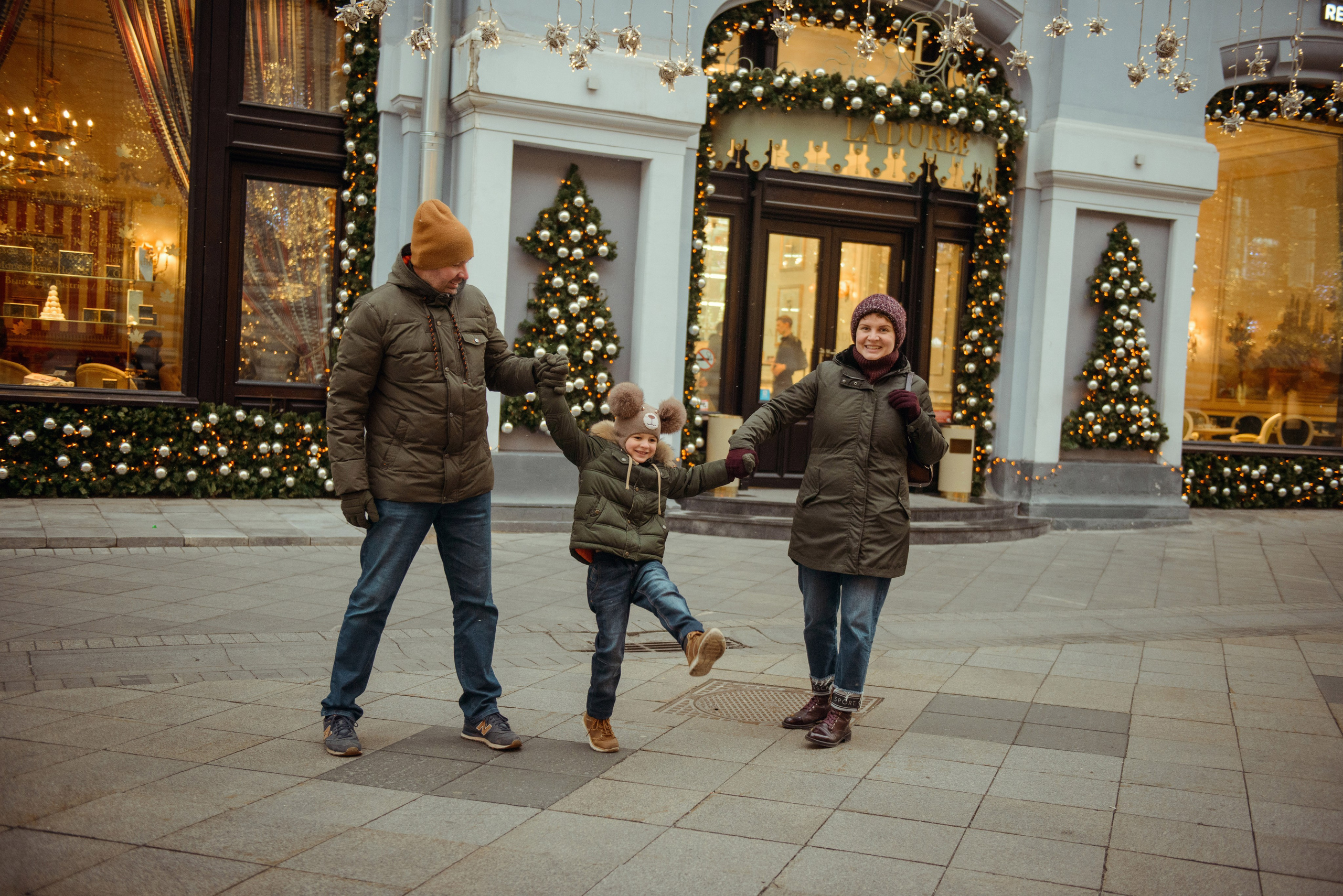 family photo shoot walking in the city. New Year Christmas photoshoot (Photographer in Edinburgh Elena Carruthers)