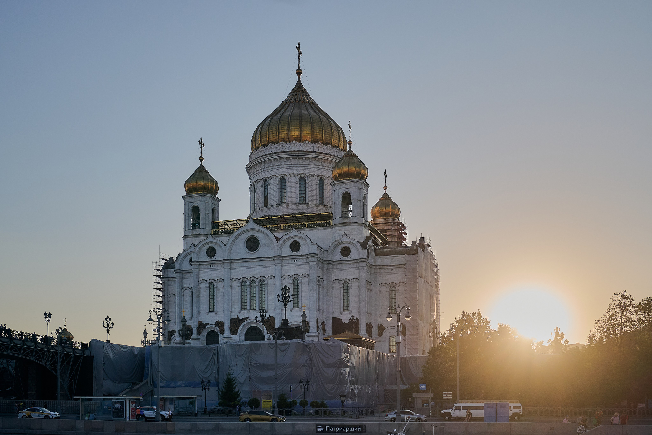 Речная прогулка по Москва-реке. Лето 2024 в Москве. Фотограф Роман Адлер. Храм Христа Спасителя.