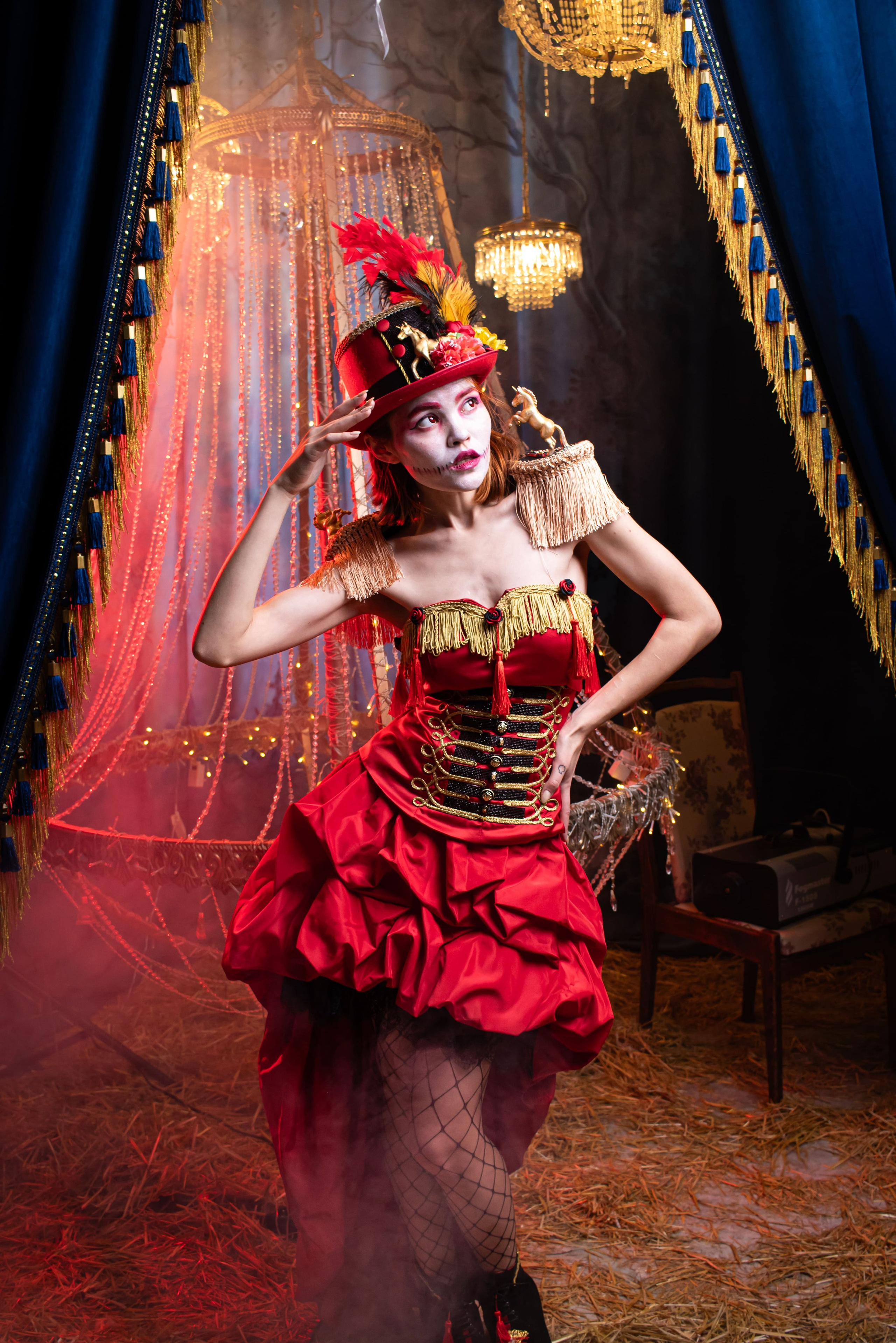 Яркий образ с перьями и золотыми акцентами — Карасёва Елена