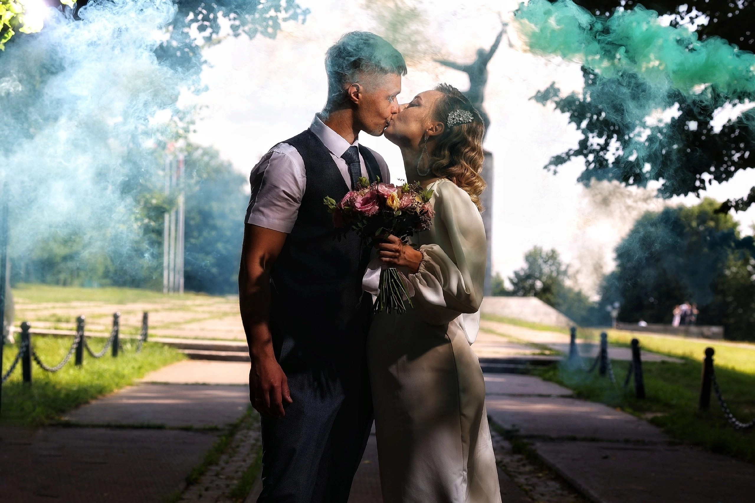 Каждая свадьба — это уникальная история любви, наполненная искренними эмоциями и неповторимыми моментами. Я — профессиональный свадебный фотограф, работающий в Дмитрове и Москве, и моя задача — превратить ваши счастливые мгновения в живые кадры, которые станут основой роскошного свадебного альбома. Не просто фотографирую, а создаю историю, которая будет радовать вас и ваших близких долгие годы.