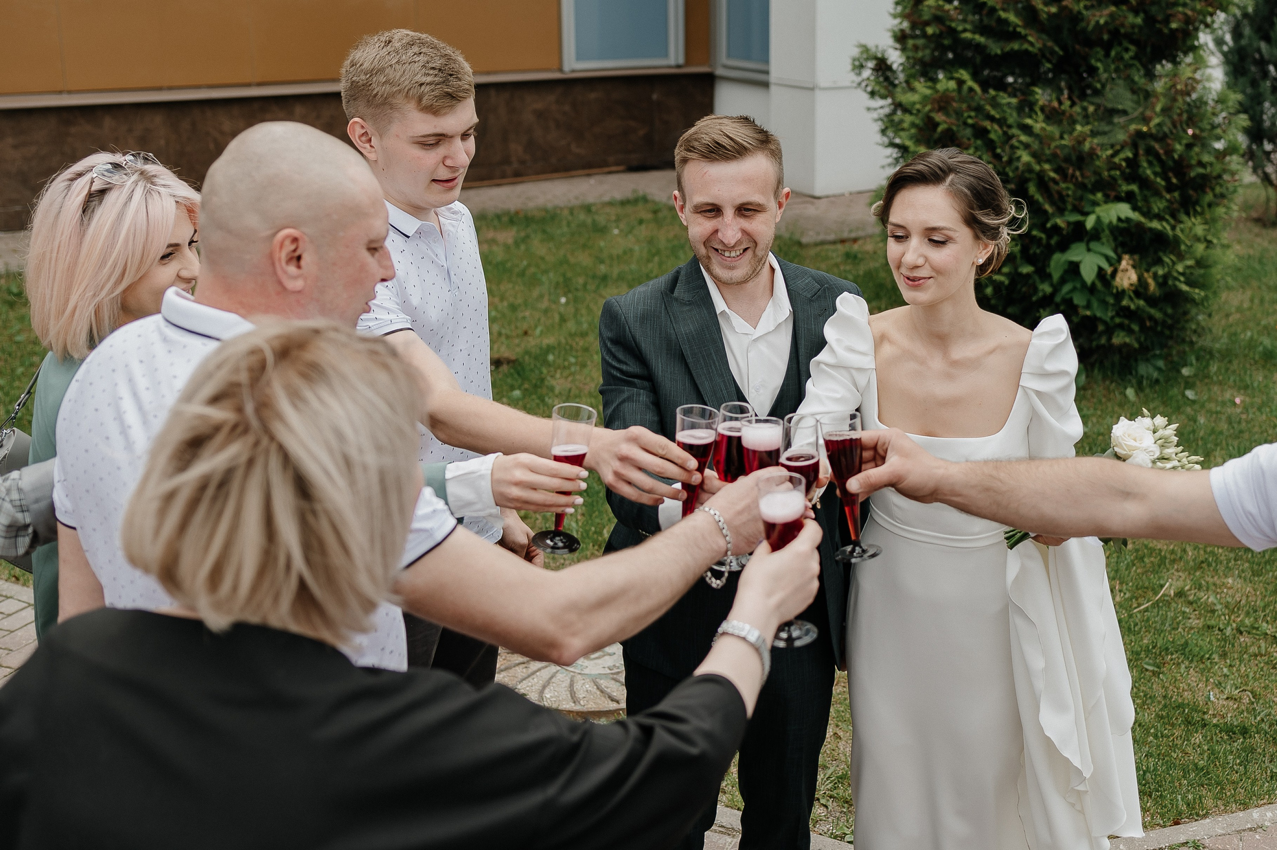 Шампанское после регистрации брака