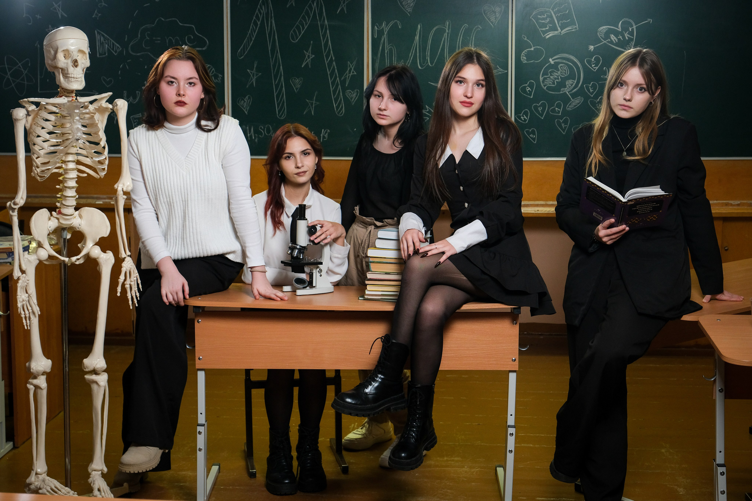 Групповая фото в школе на парте и со скелетом