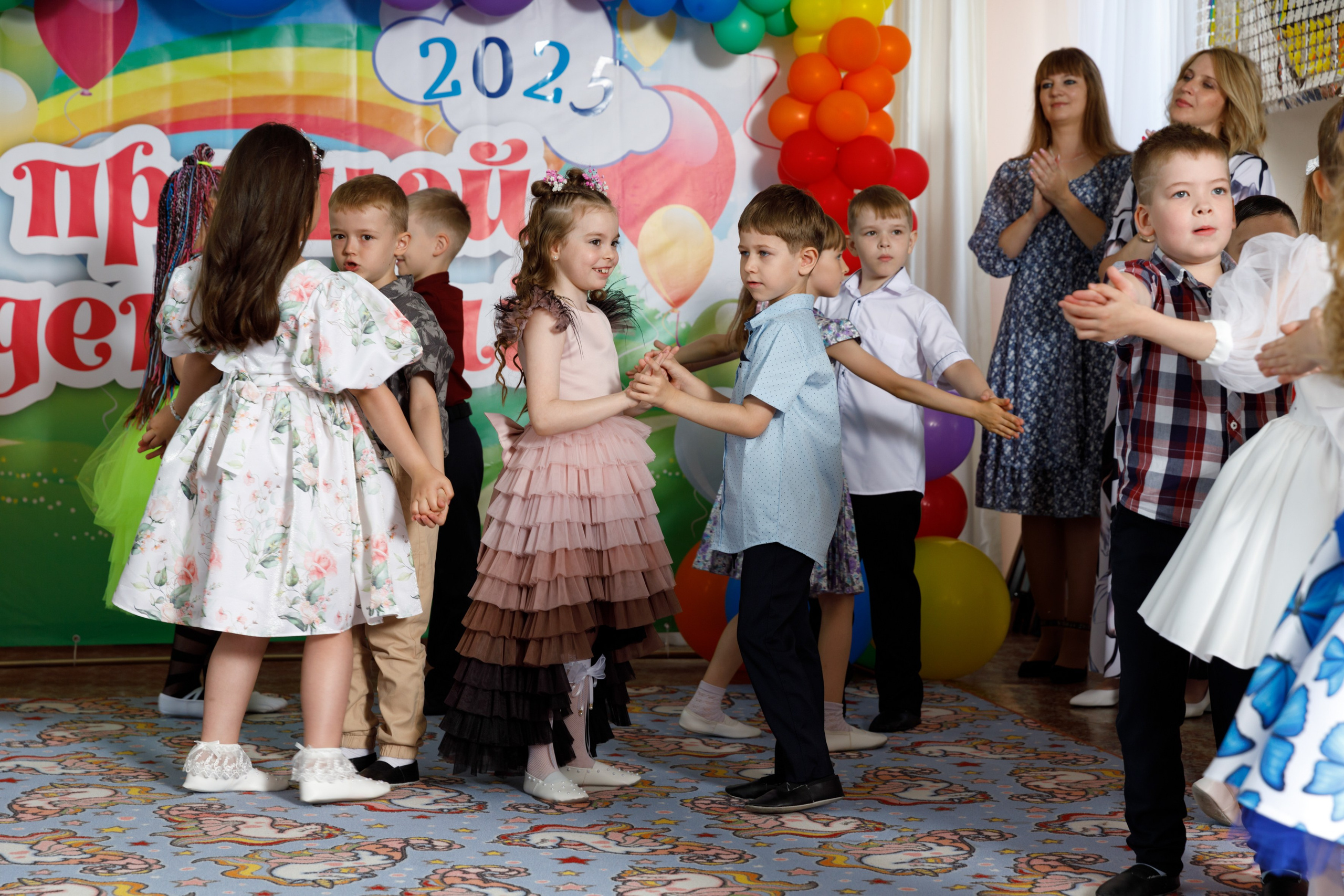Выпускной в детском саду № 81. Фотограф Анна Телекаева, выпускные альбомы, семейные и репортажные съемки в Омске