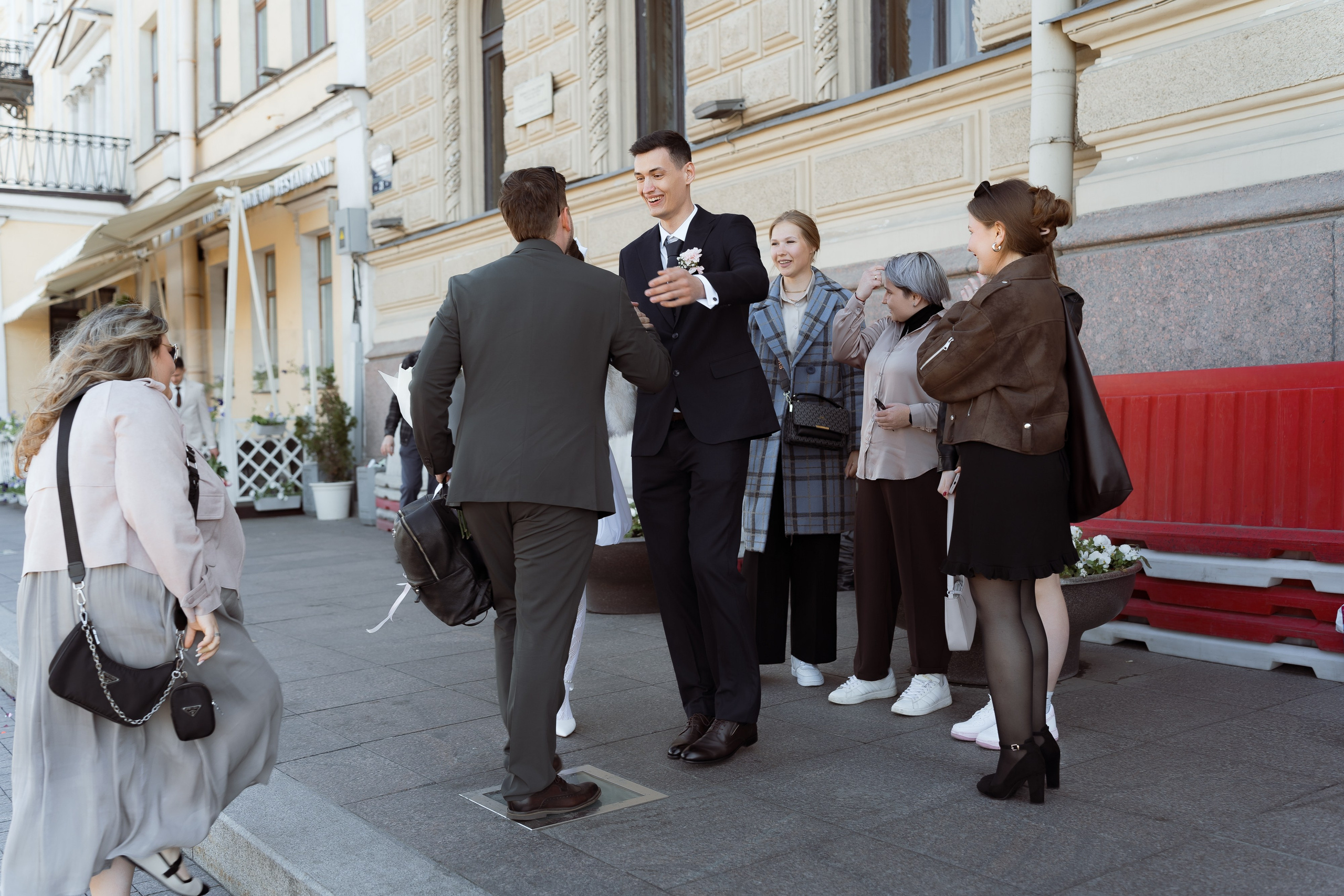 Жених приветствует гостей перед церемонией в ЗАГСе