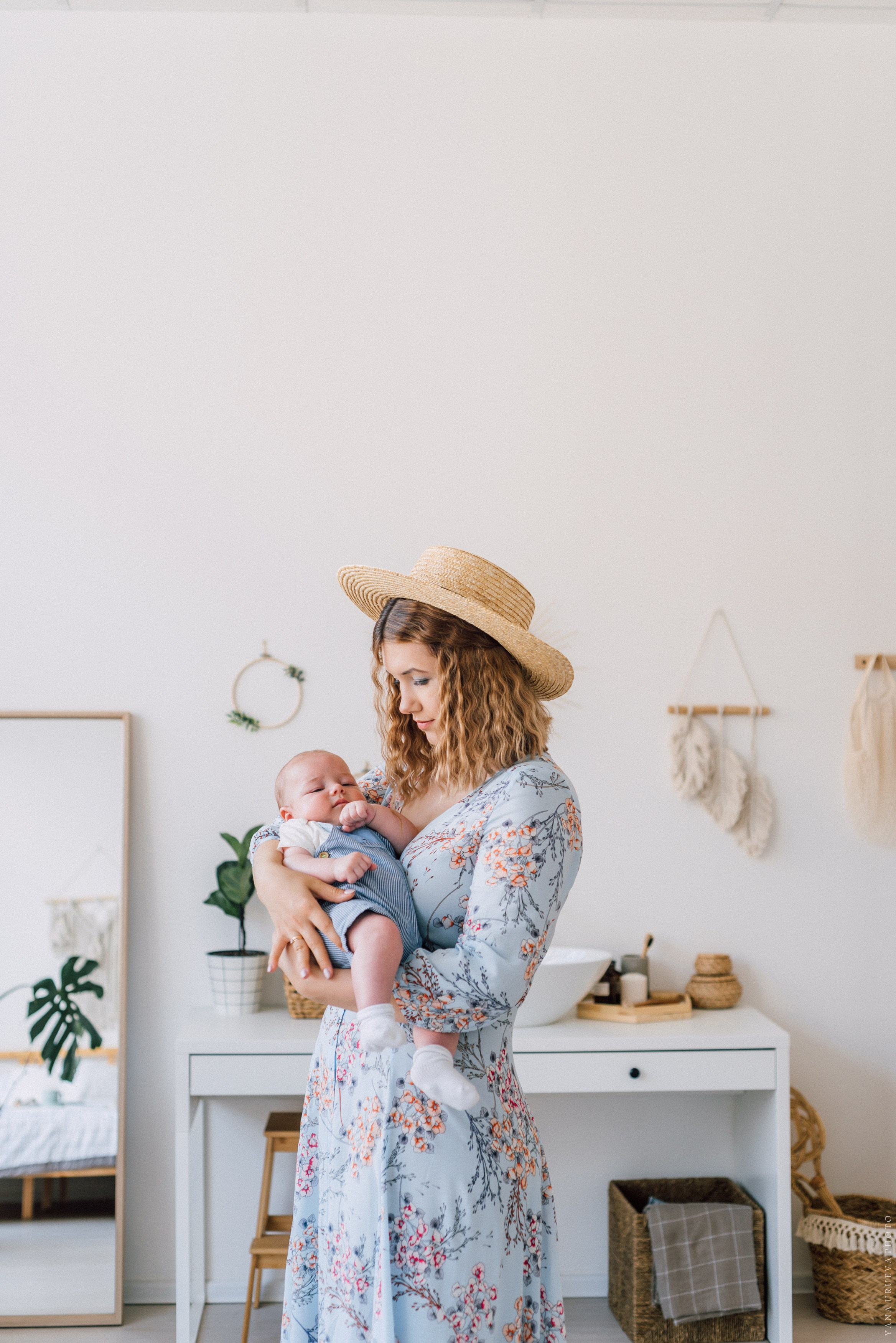 Мама и сын в светлой фотостудии