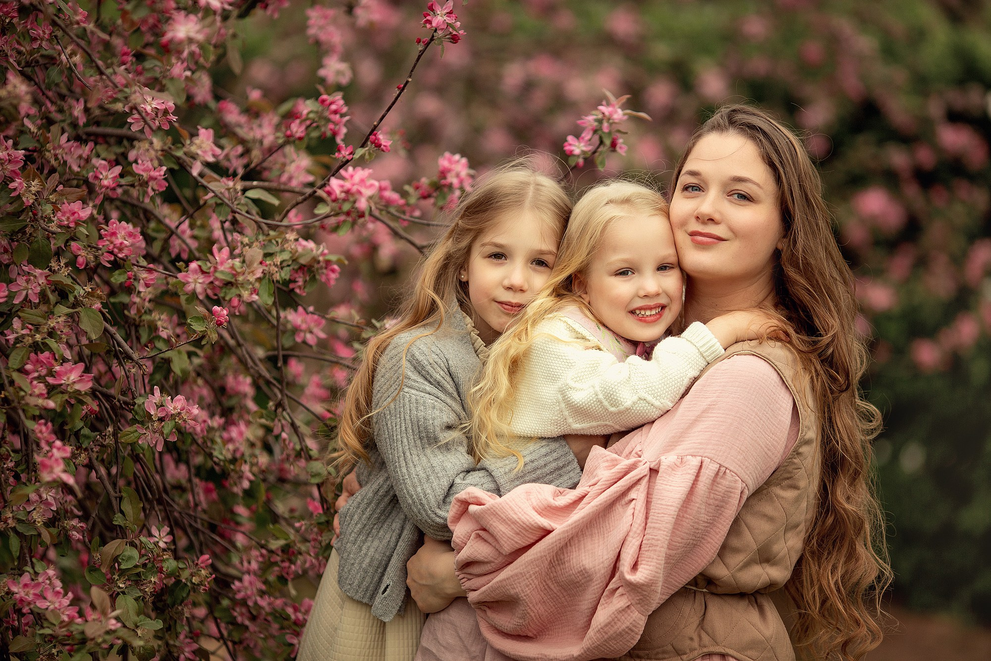 Искренняя семейная фотоистория в цветущем саду. Tatyana Nadezhdina Family photographer