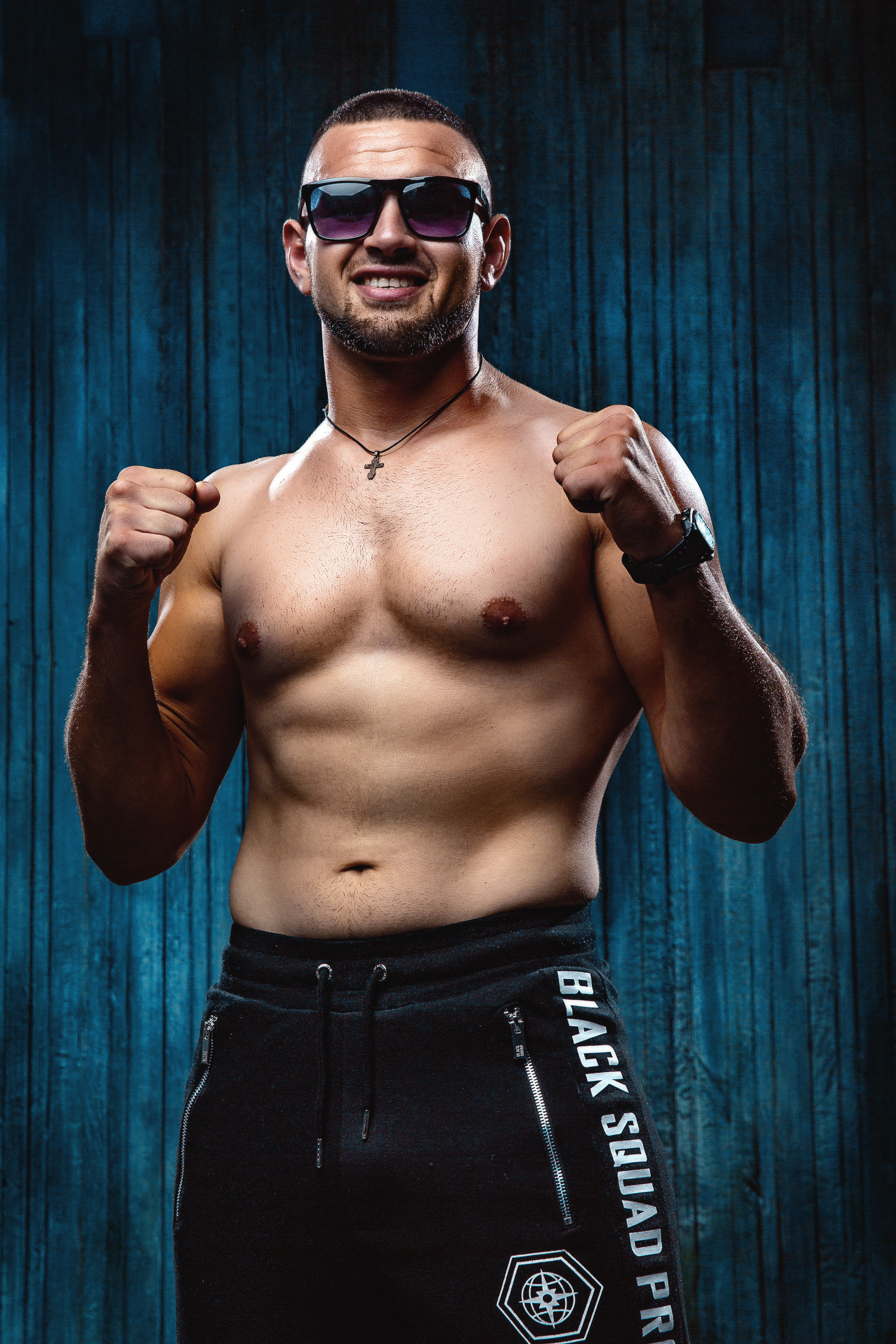 Портрет боец MMA UFC улыбка