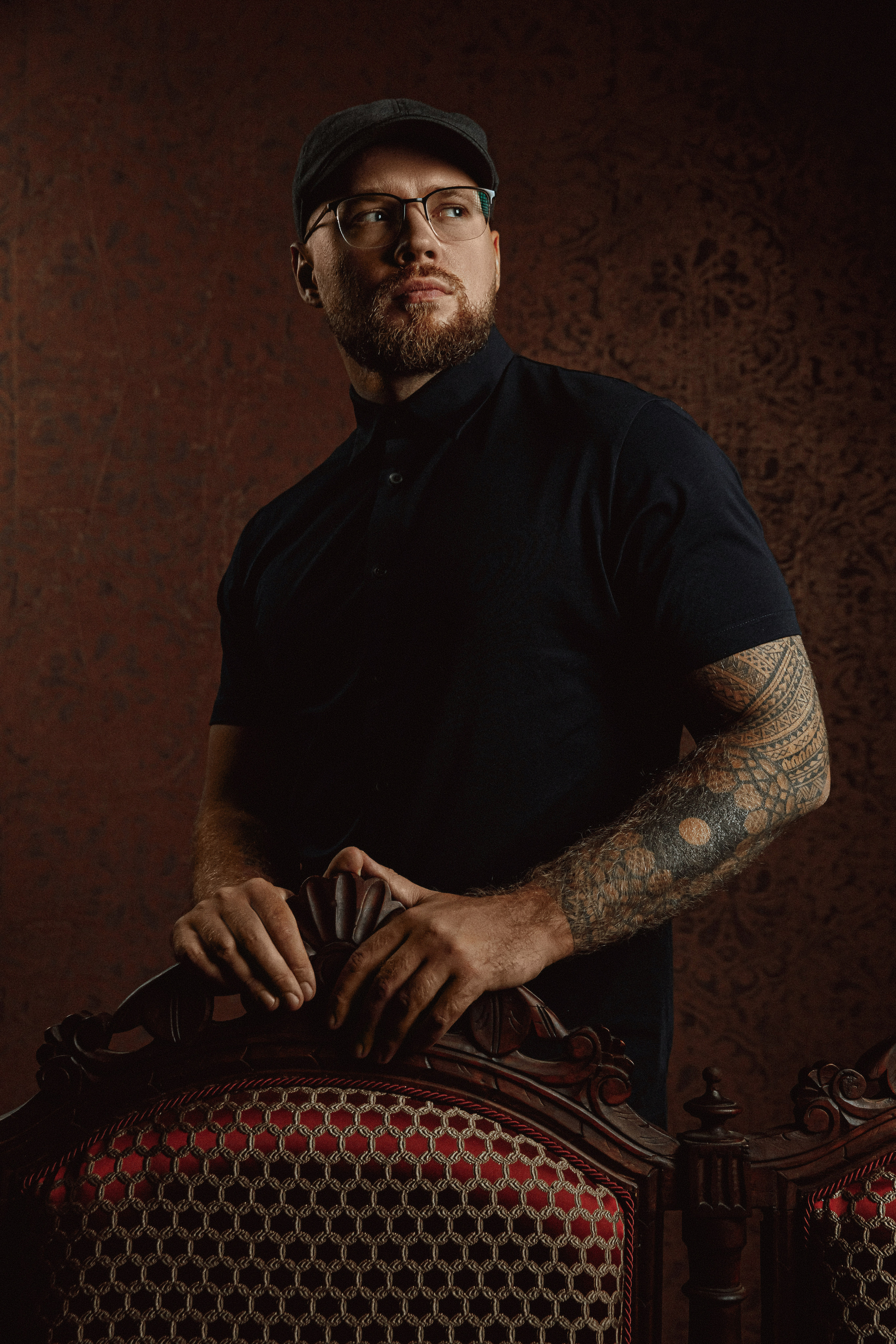 Мужской деловой портрет в бескозырке татуировки