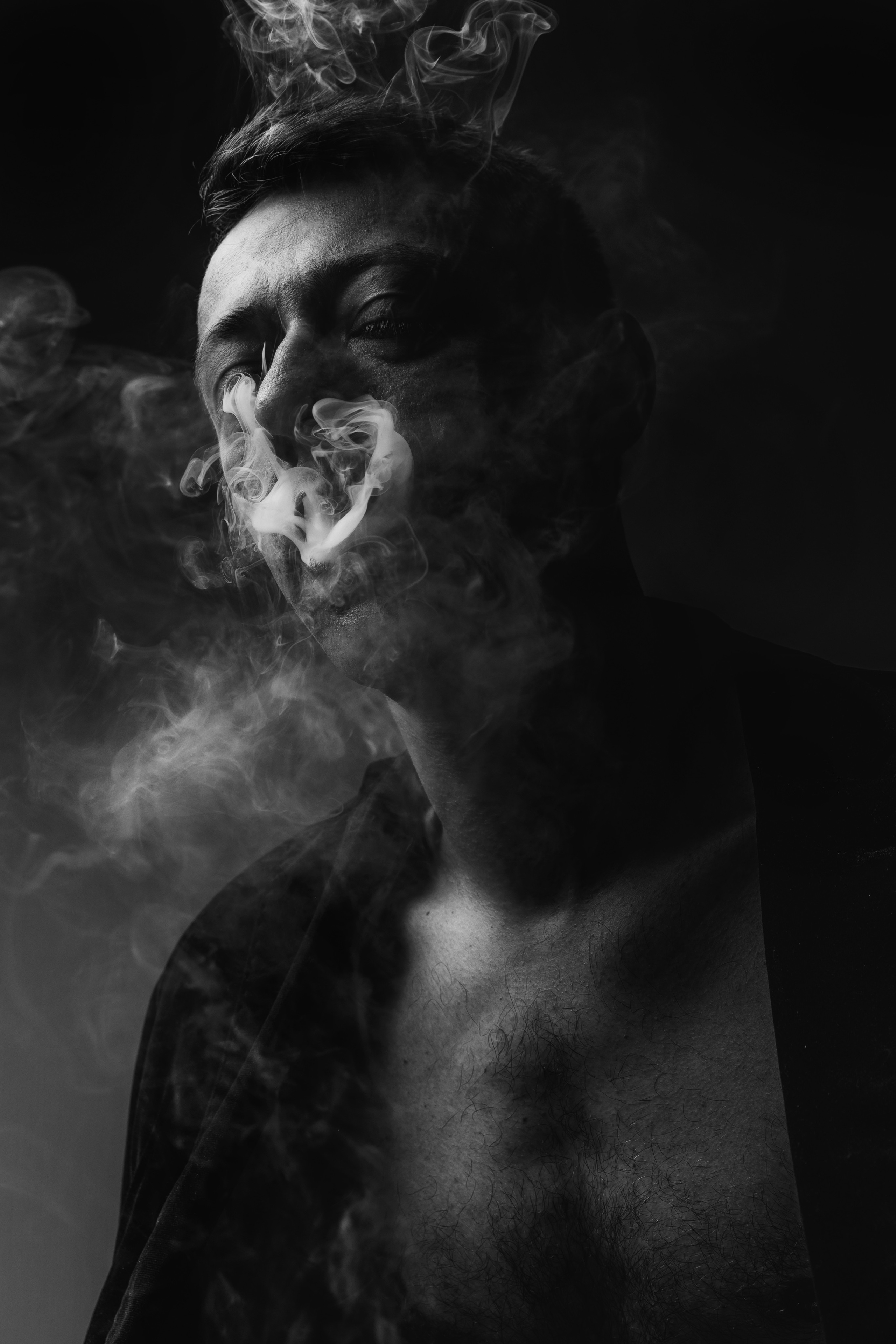 Мужской портрет с дымом