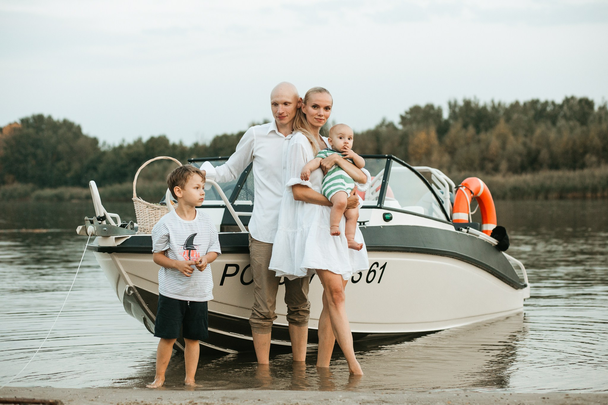 Семейная фотосессия династии Бегма: Съемка у катера на Дону. Семейный и свадебный фотограф Ростове-на-Дону