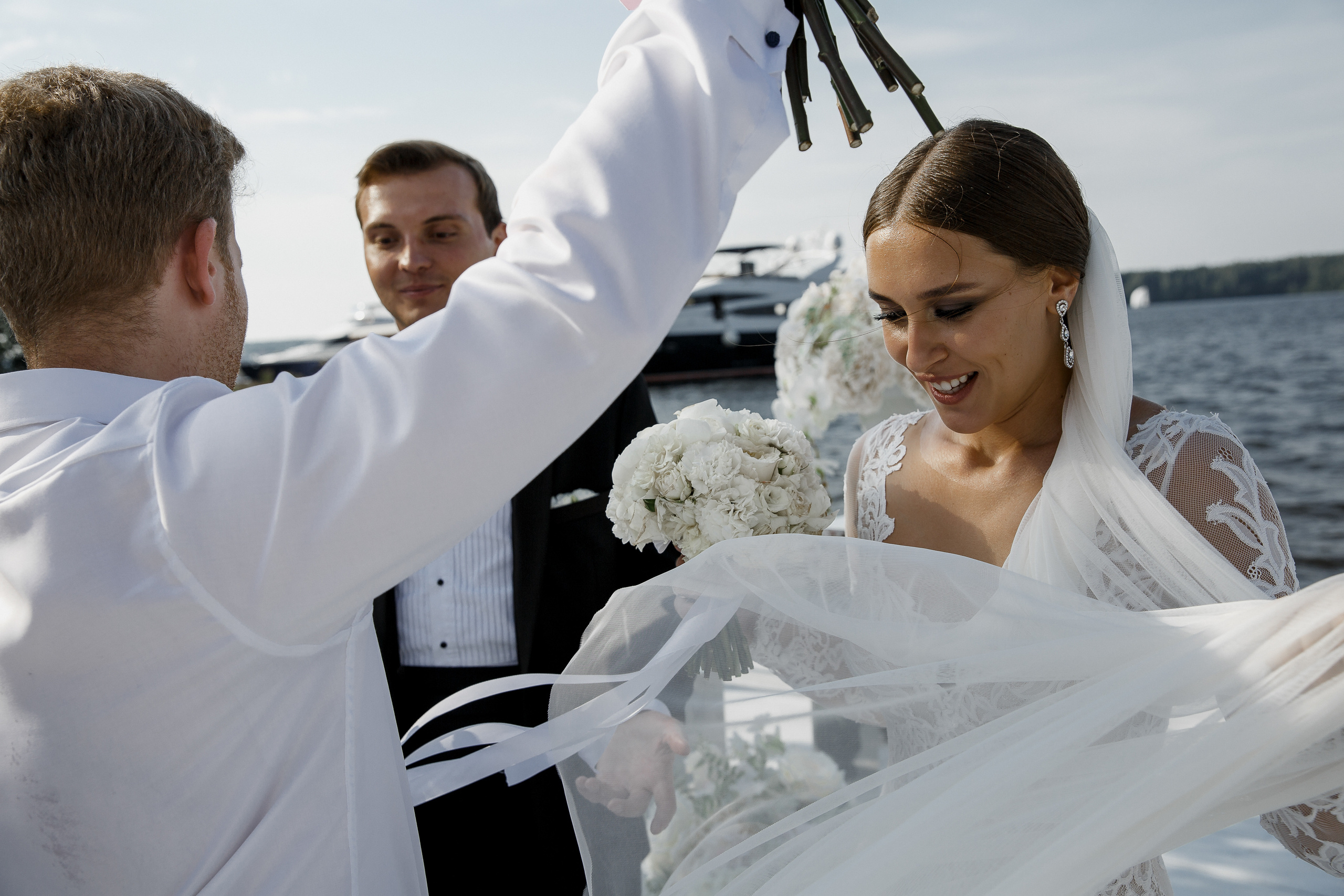 Белая свадьба в яхт-клубе. Свадебный фотограф в Москве Денис и Анастасия Исаевы