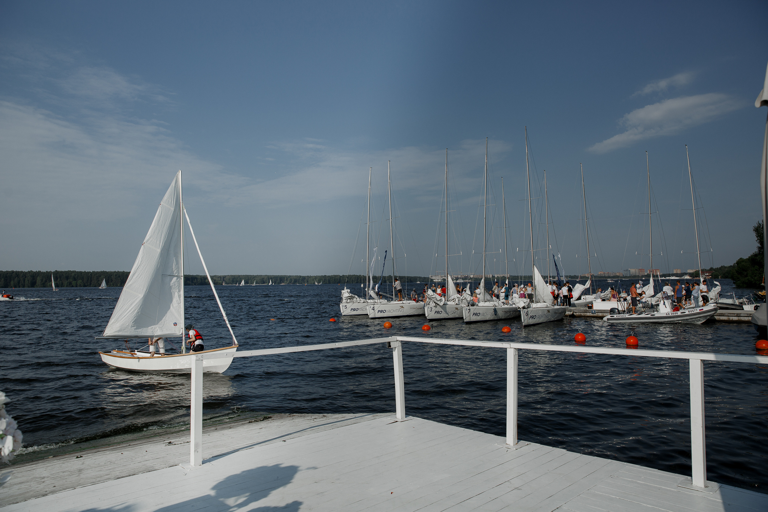 Белая свадьба в яхт-клубе. Свадебный фотограф в Москве Денис и Анастасия Исаевы