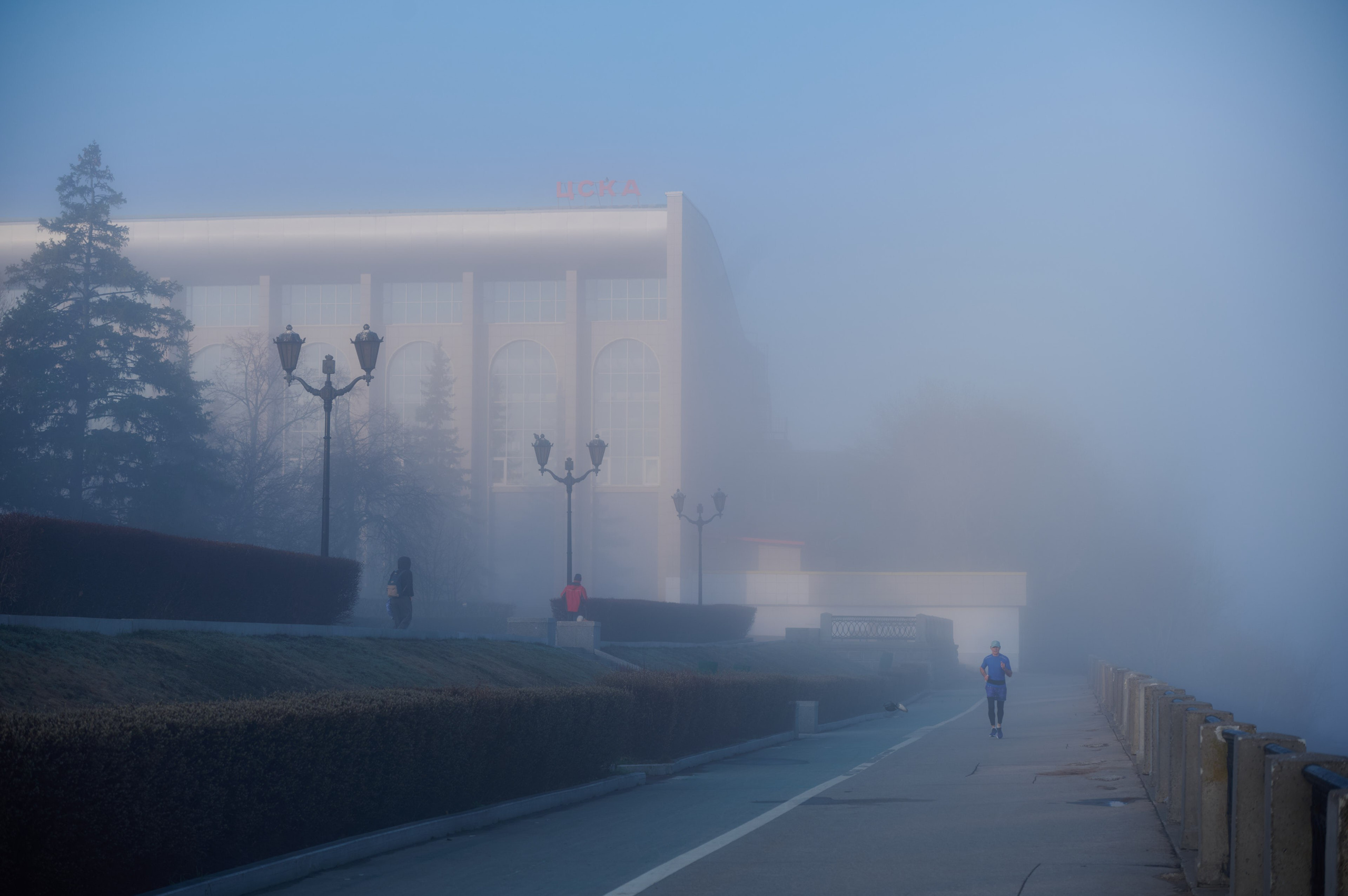 Туман на набережной Волги в Самаре, 8 апреля 2025 года