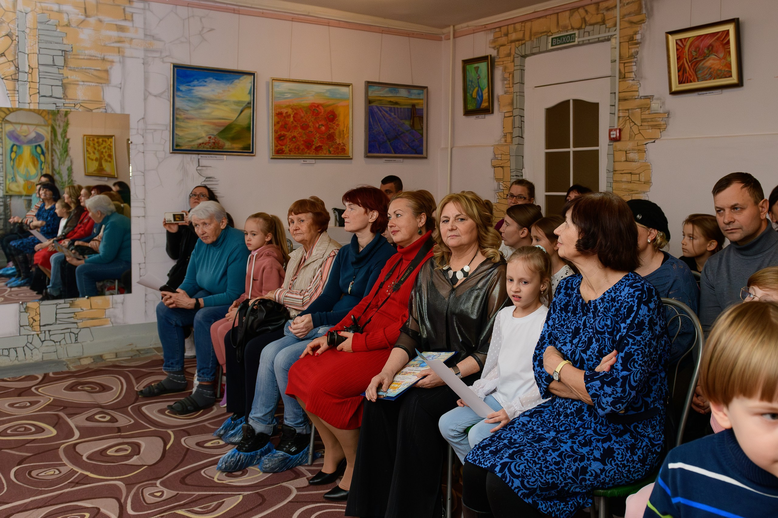 Выставка «Влюбленная в мир». Художница Татьяна Иванова-Гуляева. Семейный клуб «Открытый город»