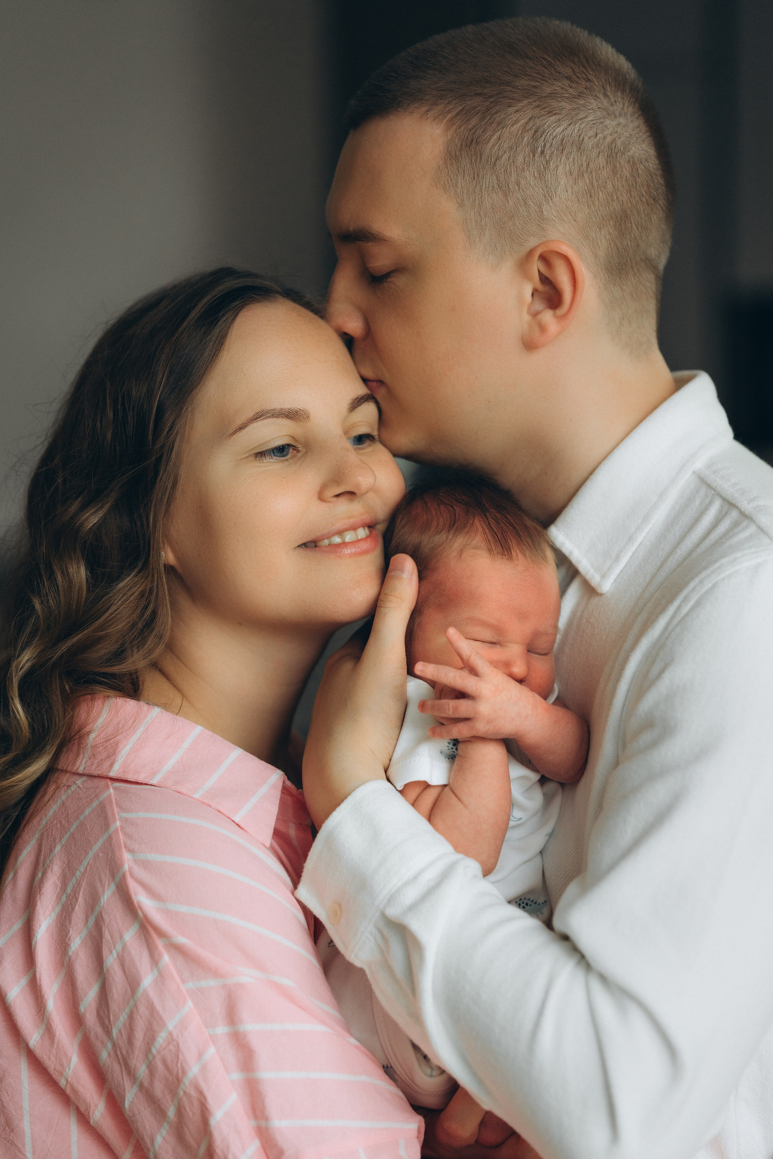 Семейный портрет родителей с новорождённым Гришей