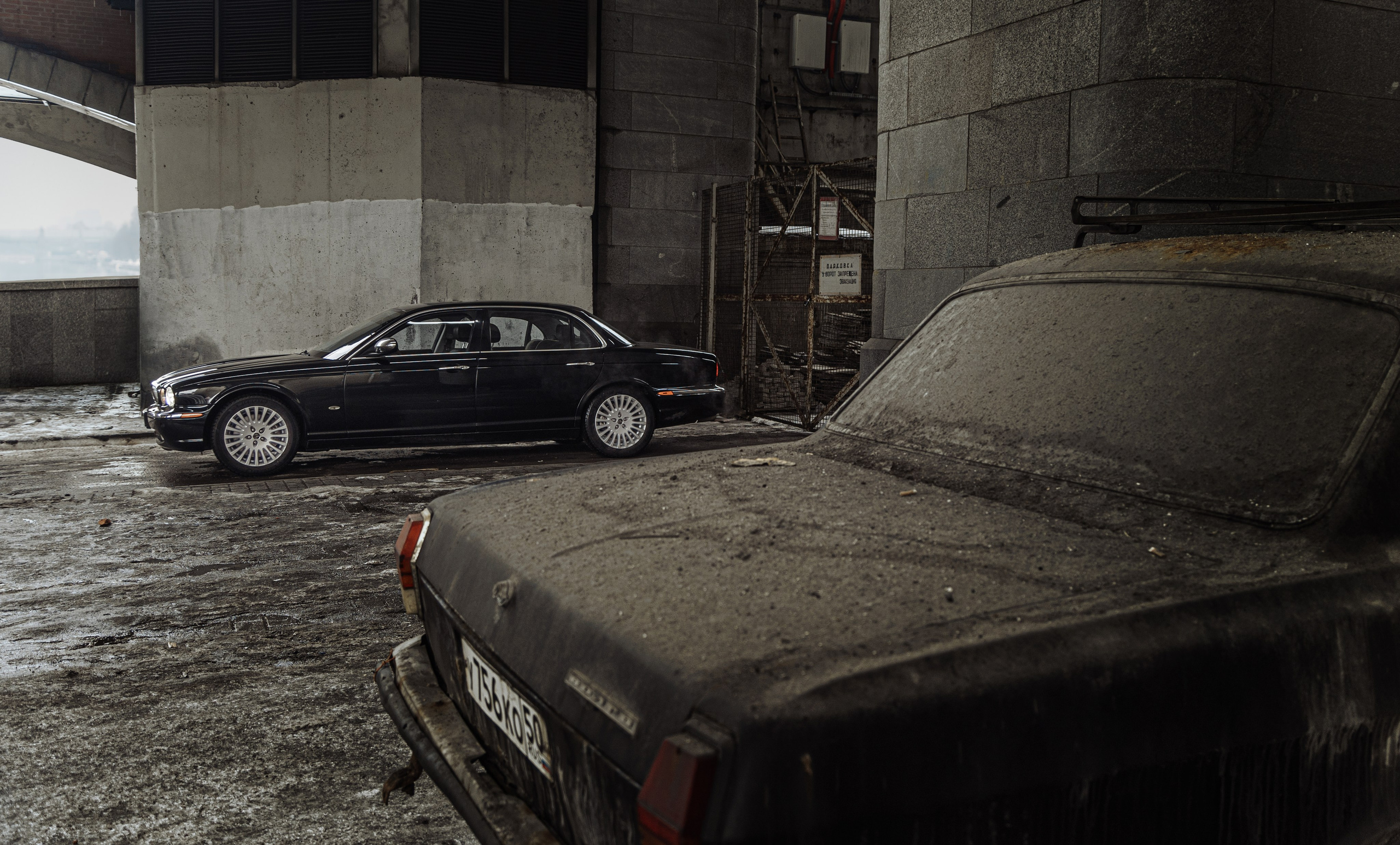 Фотосъемка автомобиля в Парке Горького весной в Москве. Жуков Илья свадебный фотограф в Москве