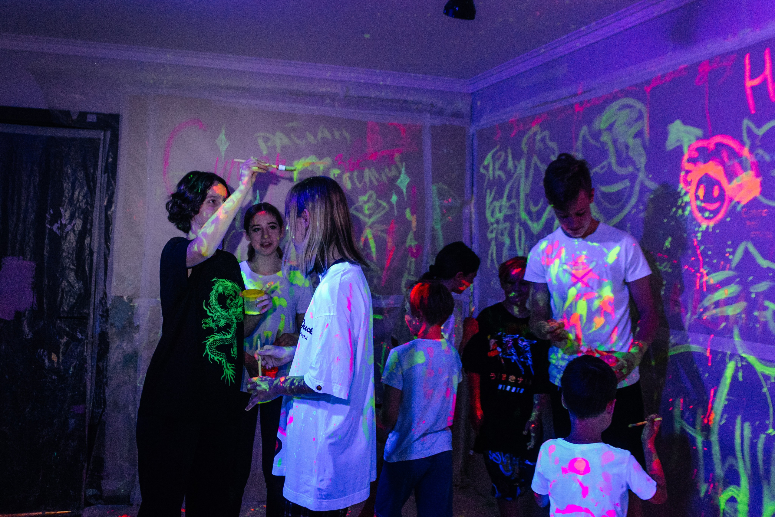 Неоновые краски домодедово.Яркий день рождения для ребенка.Праздник под ключ. Детский лофт. Студия красок бифан.