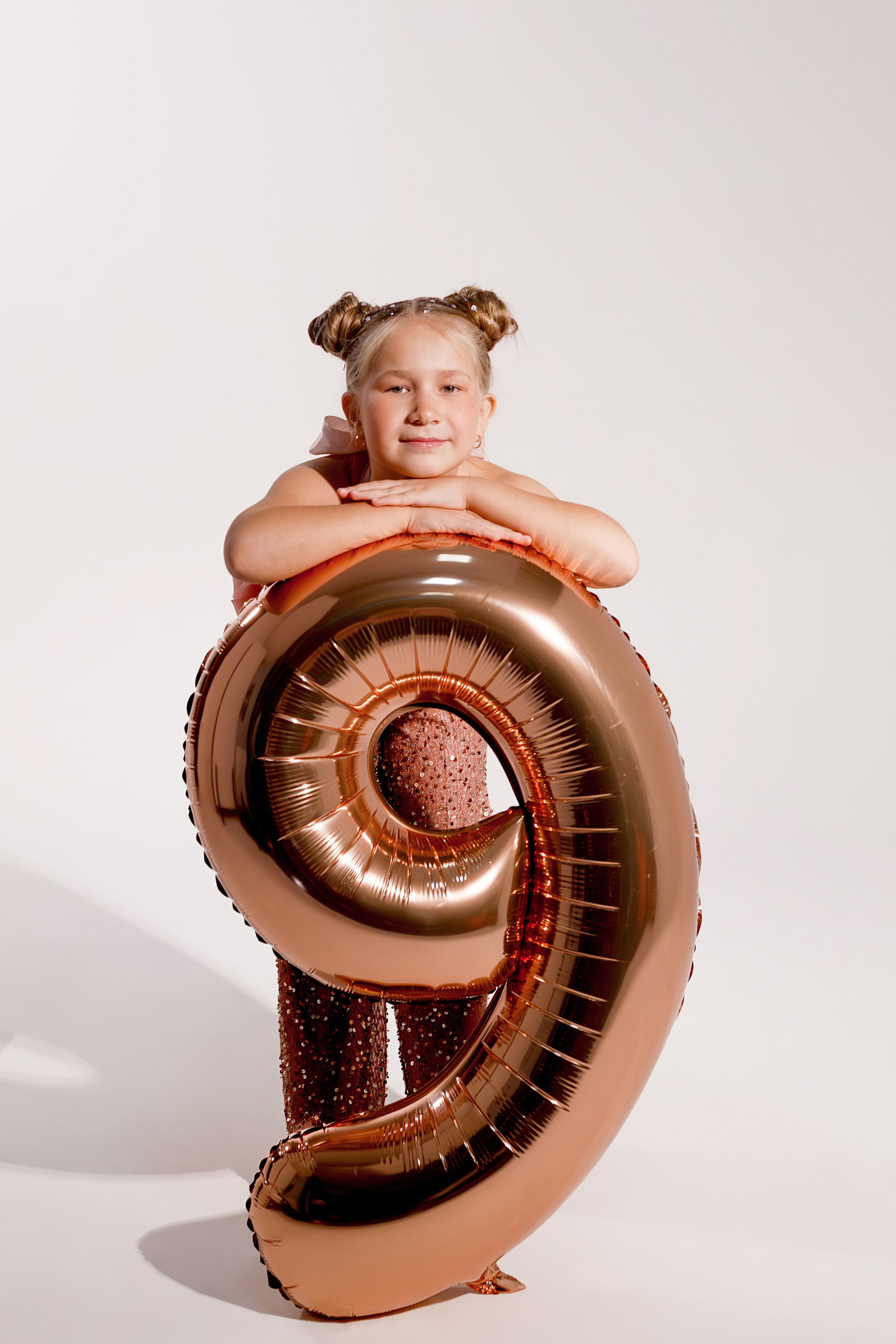 Креативная детская фотосессия на 9 лет в студии Сочи. Детский студийный фотограф Сочи