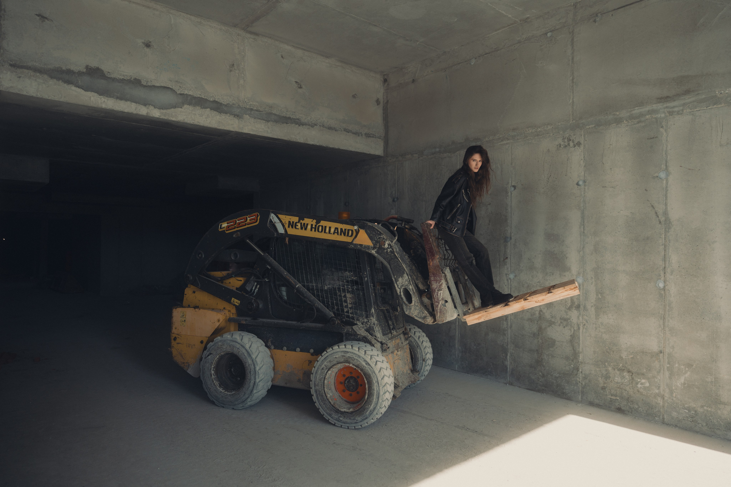 Female street photo shoot at a construction site in Kazan - Anton Avanzato