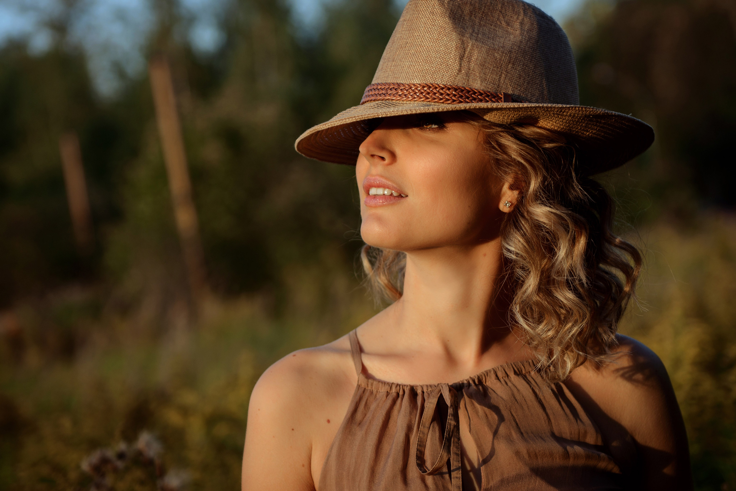 A photo shoot for a woman l in the field. Sunset photo shoot for a girl Curly hair style. (photographer in Edinburgh Elena)