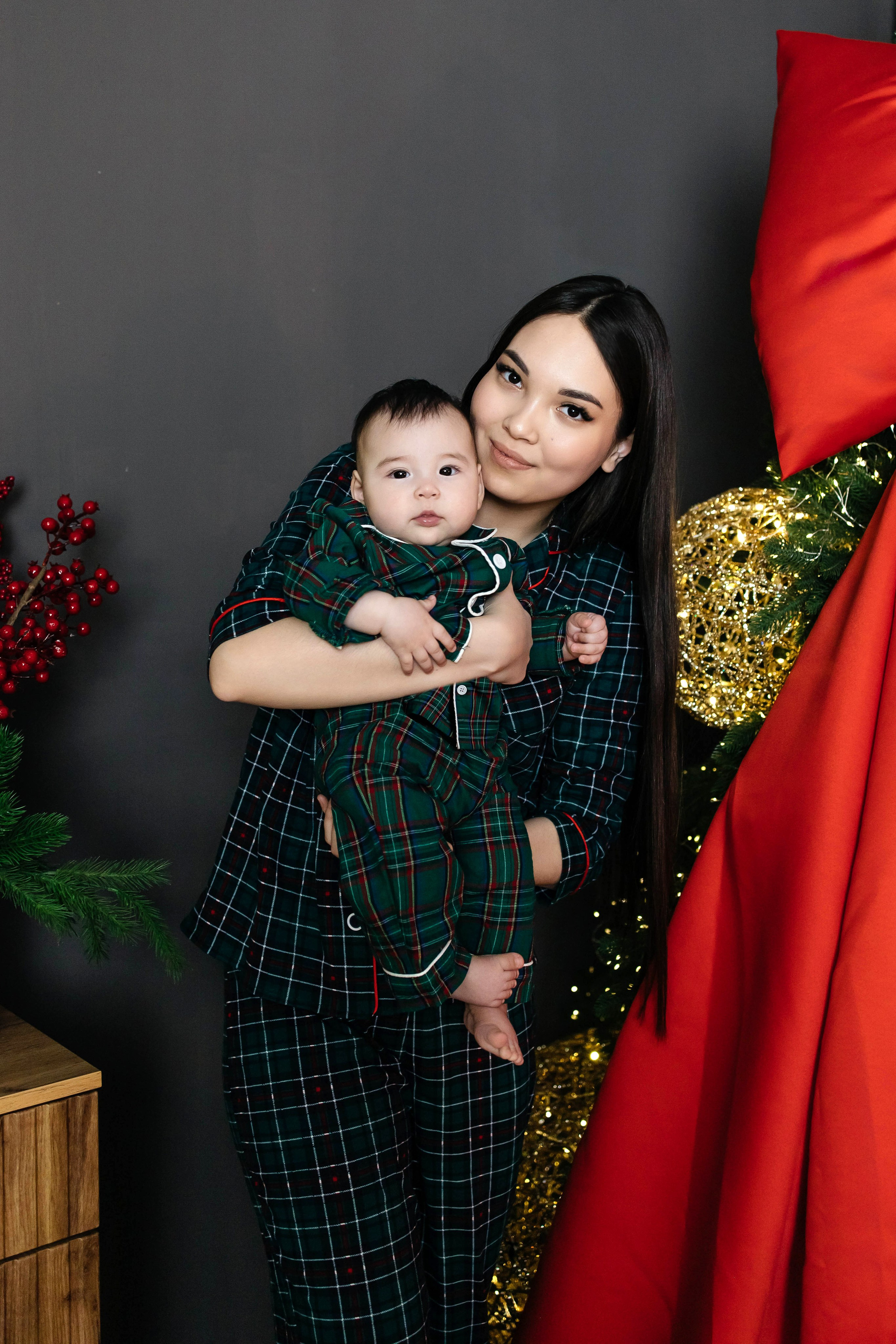 Семейная фотосессия Адия и Куан НГ 2026. Женский фотограф в Оренбурге Ирина Заводчикова