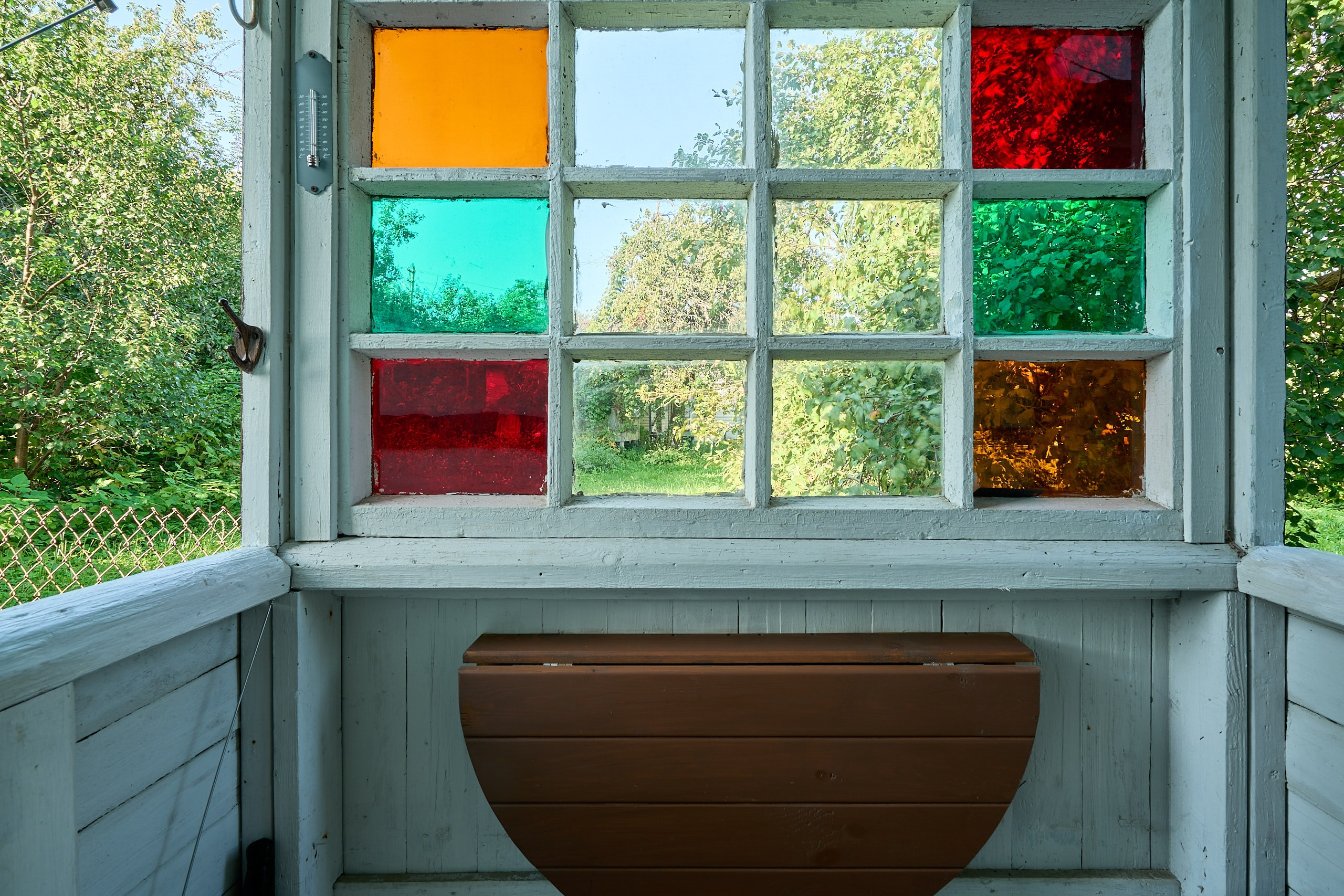 Интерьерная съемка в загородном доме, вид на остекление крыльца