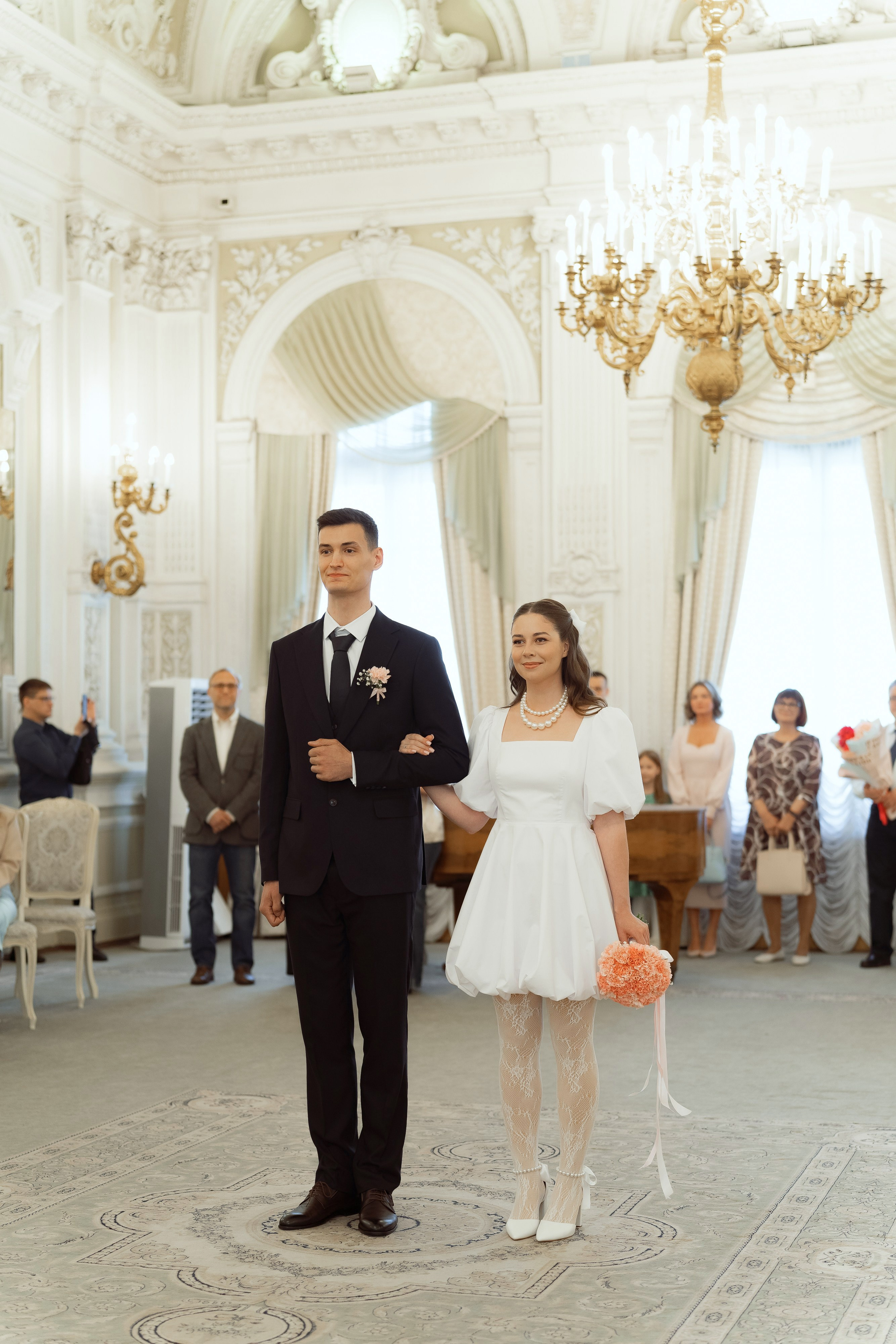Жених и невеста во время официальной свадебной церемонии в Санкт-Петербурге