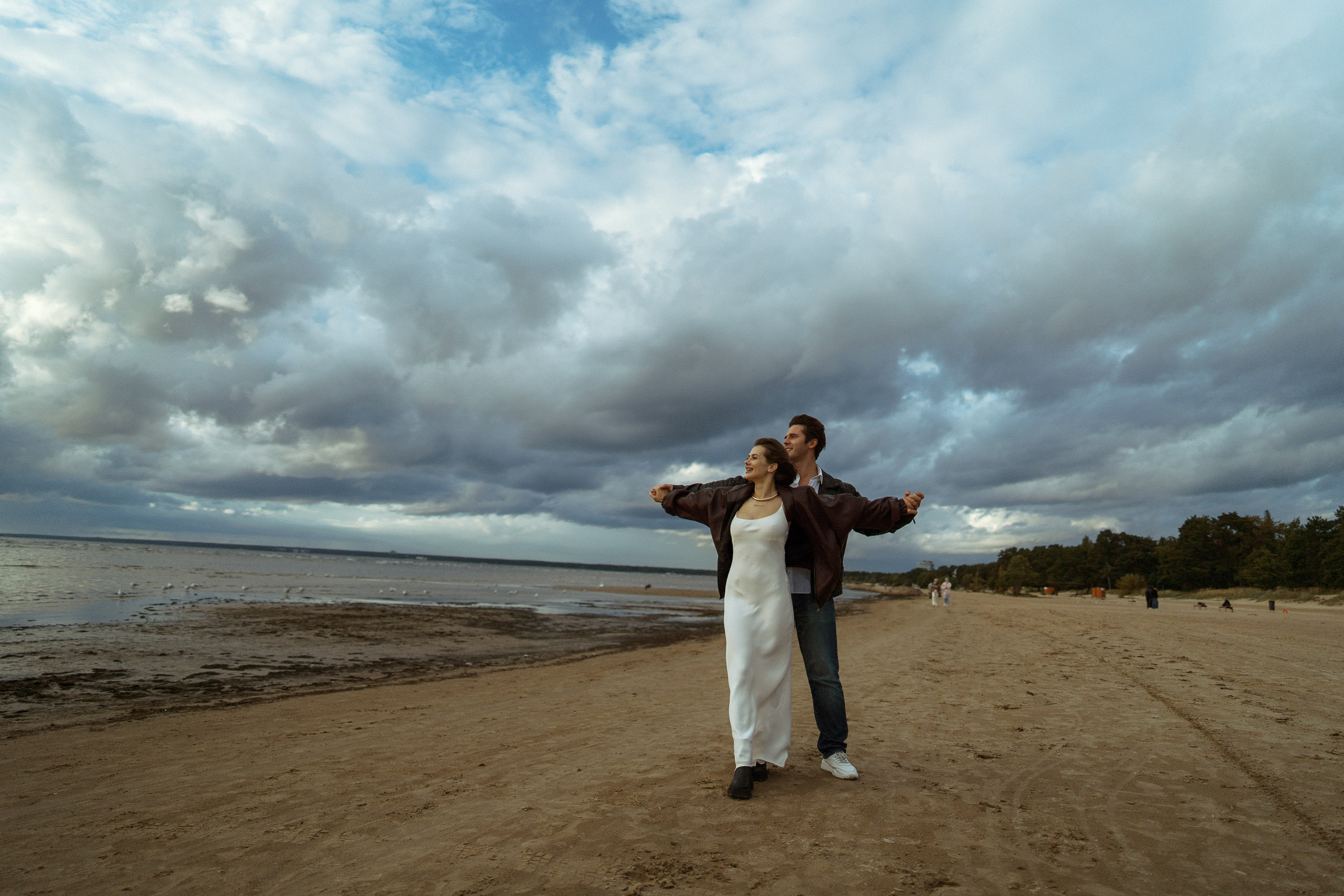 Пара танцует на пляже у Финского залива — Love Story в Петербурге, съёмка на берегу