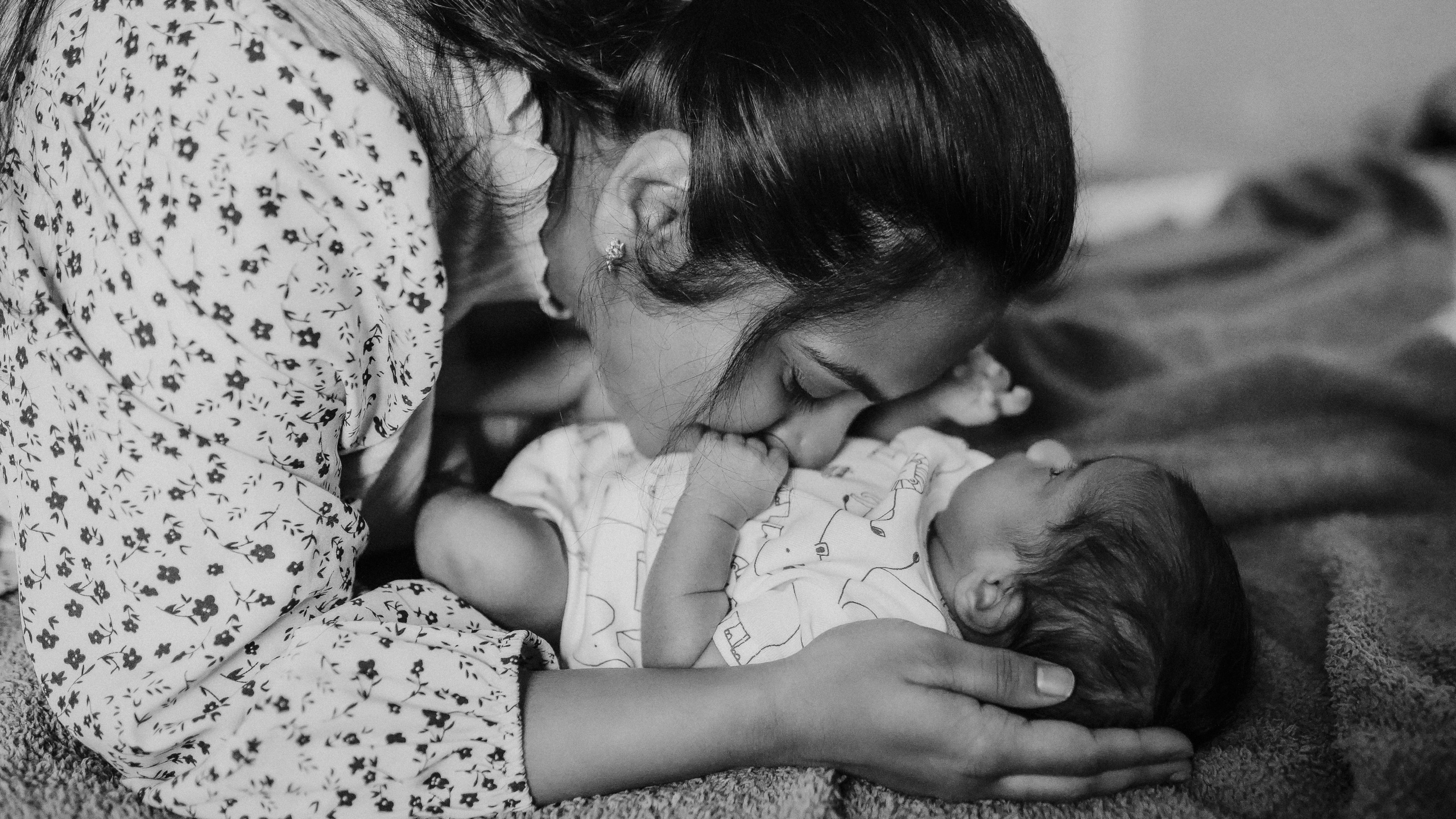 Heartfelt family memories — cozy newborn session