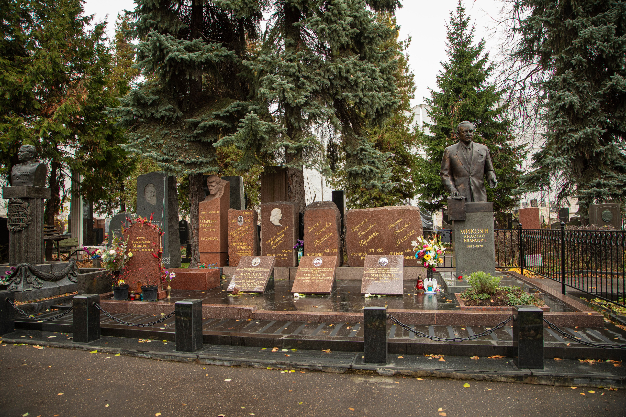 Осенняя прогулка по Новодевичьему кладбищу. Фотограф Сергей Ловкий