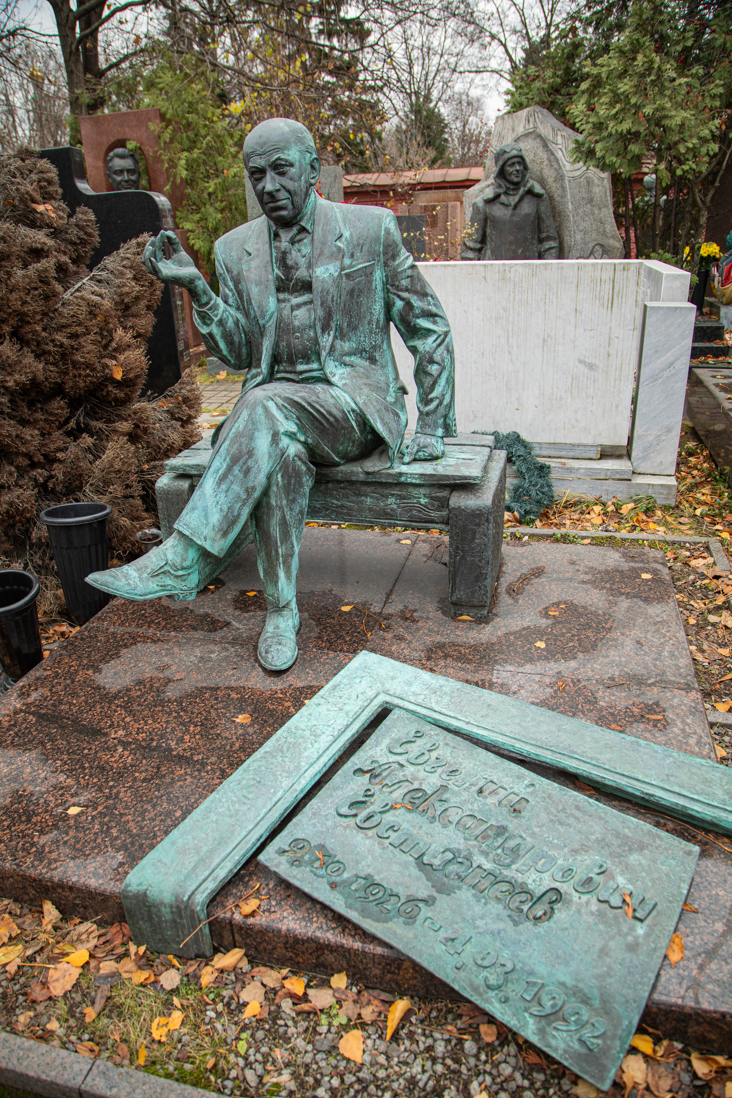 Осенняя прогулка по Новодевичьему кладбищу. Фотограф Сергей Ловкий